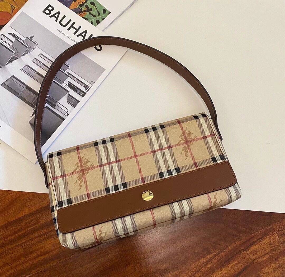 พรีเมี่ยมกิ๊ฟแท้ 💯% 】BURBERRY VINTAGE BAG VIP GIFT WITH PURCHASE (GWP) พรีเมี่ยมกิ๊ฟ Limited Edition จากBURBERRY วัสดุหนังPVC สวยอยู่ทรง ตัดด้วยสายหนังสีน้ำตาลเข้ม