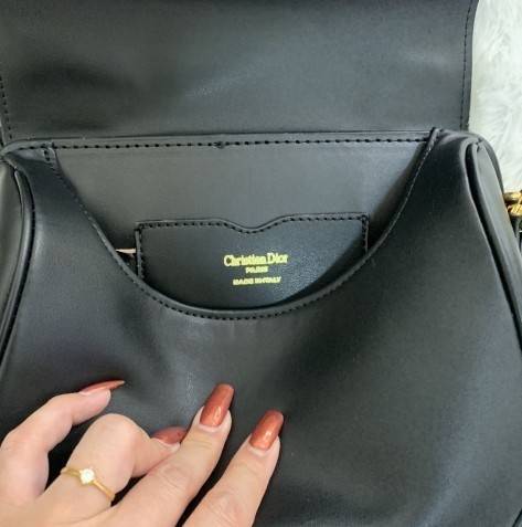 Dior Bobby Bag (GWP) พรีเมี่ยมกิ้ฟ Limited Edition วัสดุหนังแท้ Calfskin อะไหล่ทอง กระเป๋าหรูยอดฮิต ดีไซน์เป็นทรงโค้งเรียบหรูแบบโบฮีเมียนนิดๆ ด้านหน้าประดัลโลโก้ CD เด่นชัด ตอกย้ำความเป็นแบรนด์หรู Christian Dior แมทกับชุดได้ง่าย ใช้ได้ทุกวัน ทั้งสะพายไหล่