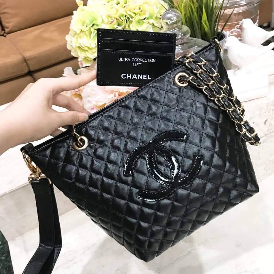 Chanel GWP Tote Bag With Chain New arrival! กระเป๋าสะพายทรง Tote VIP Gift With Purchase รุ่น Limited Edition VIP gift ของแท้จาก Chanel Perfume Counter วัสดุหนังเรียบลายตาราง ขนาดกำลังดี น้ำหนักเบา ด้านหน้ามีโลโก้ เปิดปิดด้วยกระดุมแม่เหล็ก ภายในมีโลโก้ และ