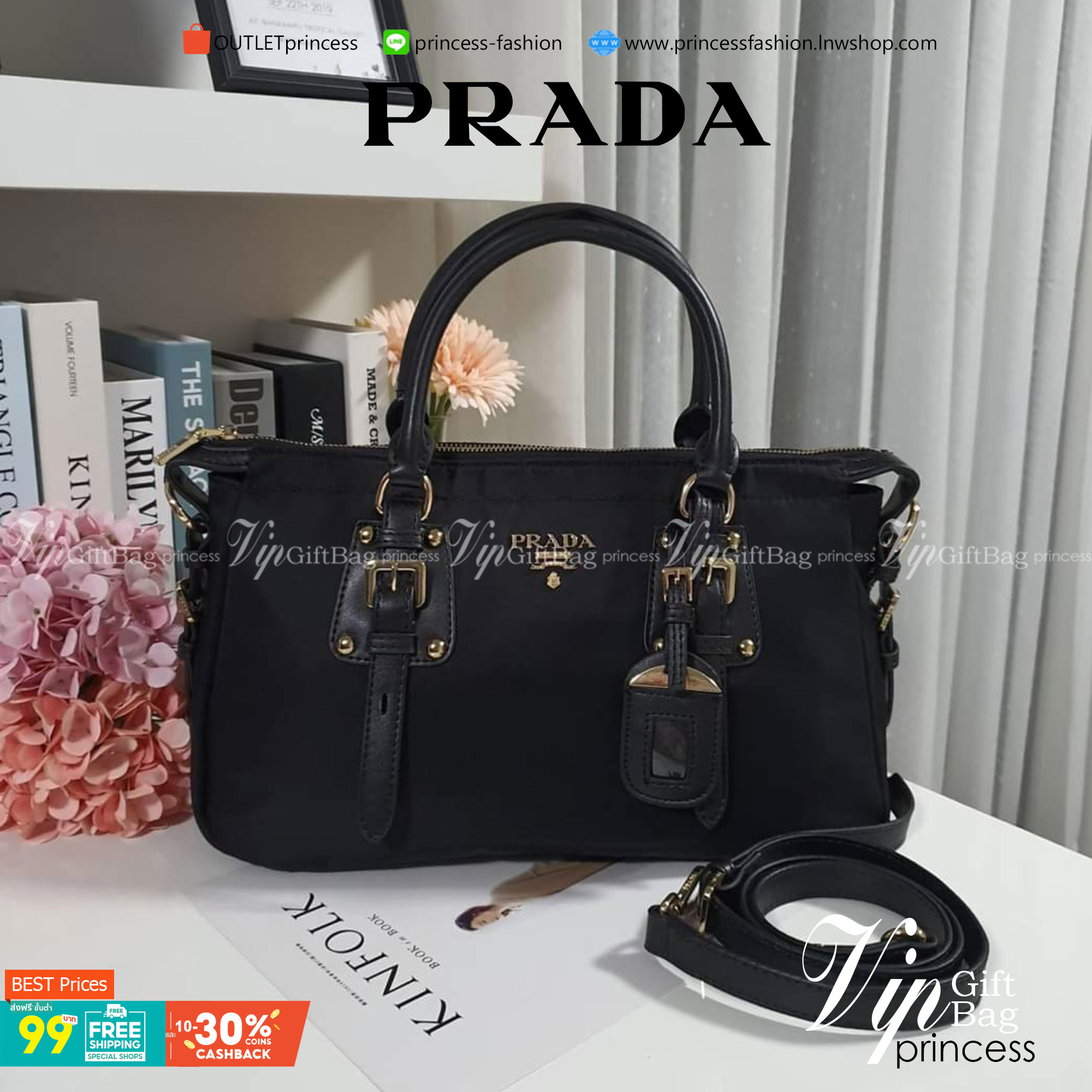 รุ่นยอดฮิต !!! ปังปุริเย่ 🎉🎉 กระเป๋าทรง HANDBAG จากงานพรีเมี่ยมกิ้ฟ จากเคาเตอร์ต่างประเทศ มาแล้วค่า กระเป๋าถือทรงหรู จากแบรนด์ PRADA เป็น กระเป๋าผ้าไนล่อน ตกแต่งรอบใบได้ **สวยมาก ด้านในมีช่องซิปและช่องใส่ของ เป็นสัดส่วน อะไหล่ทองหรู ขนาดกำ