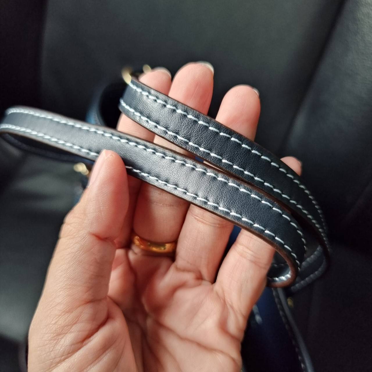 COACH C4086 MOLLIE TOTE 25 IN SIGNATURE JACQUARD WITH STRIPES แจกความสดใสด้วยลุคคัลเลอร์ฟูล กระเป๋าทรงโท้ท มินิไซส์ ตกแต่งลายเอกลักษณ์ถักทออยู่บนผ้า jacquard ตัดกับลายเส้นสีสันสวยงาม ลงตัวไม่ซ้ำใคร ภายในเป็นช่องโล่ง มีช่องซิปกลางใส่ของได้ ขนาดกำลังดีแบบใส