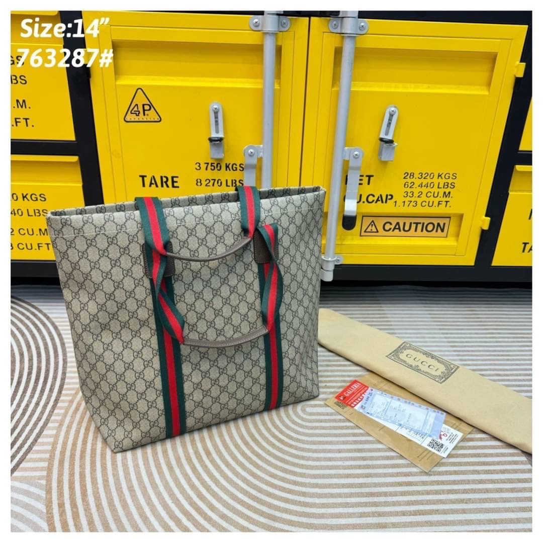 GUCCI GG Tender medium tote bag กระเป๋าทรงโท้ทสุดคลาสสิค เพิ่มกลิ่นอายความโมเดิร์นให้กับดีไซน์แถบสีเขียวแดง สวยเด่นเป็นเอกลักษณ์ใช้ได้บ่อยไม่มีเบื่อ