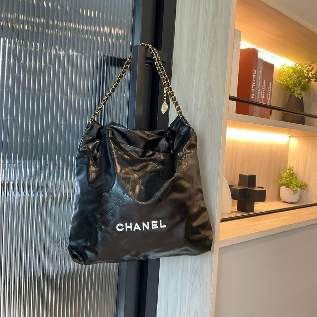 CHANEL 22 LEATHER HANDBAG พร้อมส่ง 2 สี ทรงยอดฮิตในปี 2023 กระเป๋าหิ้วหรือคล้องไหล่ได้ หนังอย่างดี หนังนิ่มมากๆ ยืดยุ่นได้ดีมีความทนทาน **ราคาพิเศษสุดคุ้ม งานสวยเกินราคา
