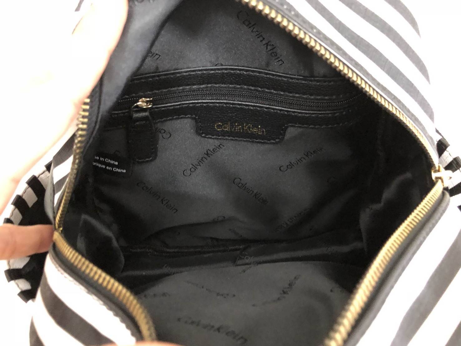Calvin Klein mini backpack bag กระเป๋าเป้ วัสดุหนัง pu. หนังนิ่ม น้ำหนักเบาด้านหน้า มีช่องซิปเล็ก พร้อมประดับ logo brand ด้านข้างซ้ายขวา มีช่องเล็ก เปิดปิดกระเป๋าด้วยซิป ด้านในโล่ง มีช่องซิปเล็ก 1 ช่อง ซับในผ้าลายแบรนด์อสายสะพายปรับ freesize.ระดับตามคขนาด