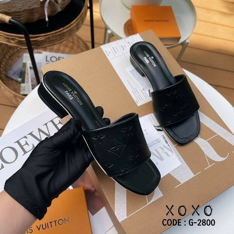 Louis Vuitton งานสวม งานปั๊มลึก โลโก้แบรนด์ มีส้นเล็กน้อยกำลังใส่สบาย งานชนช้อป ตอยนี้เลยคะ วัสดุหนังนุ่ม