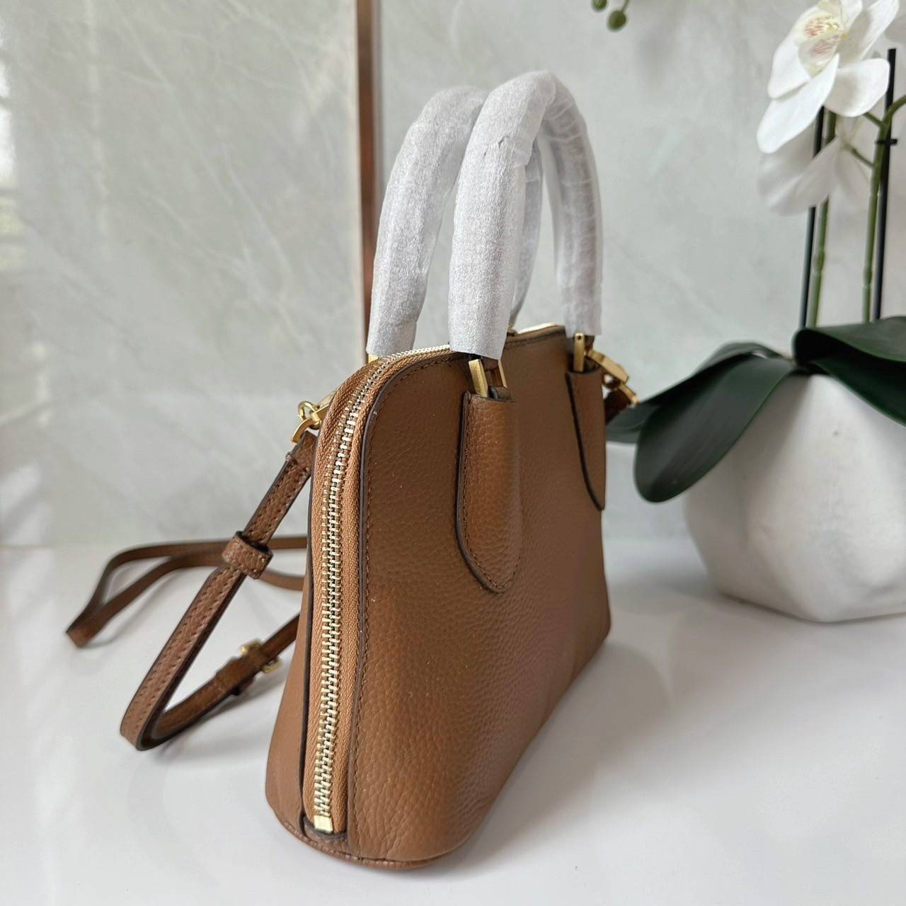 TORY BURCH MINI PEBBLED SWING BAG / Tory Mini Swing Bag in Pebbled Leather / T Monogram Jacquard Swing Bag กระเป๋าสะพาย คอลเลคชั่นใหม่ล่าสุดดีไซน์สุดคลาสสิก รูปทรงโดม