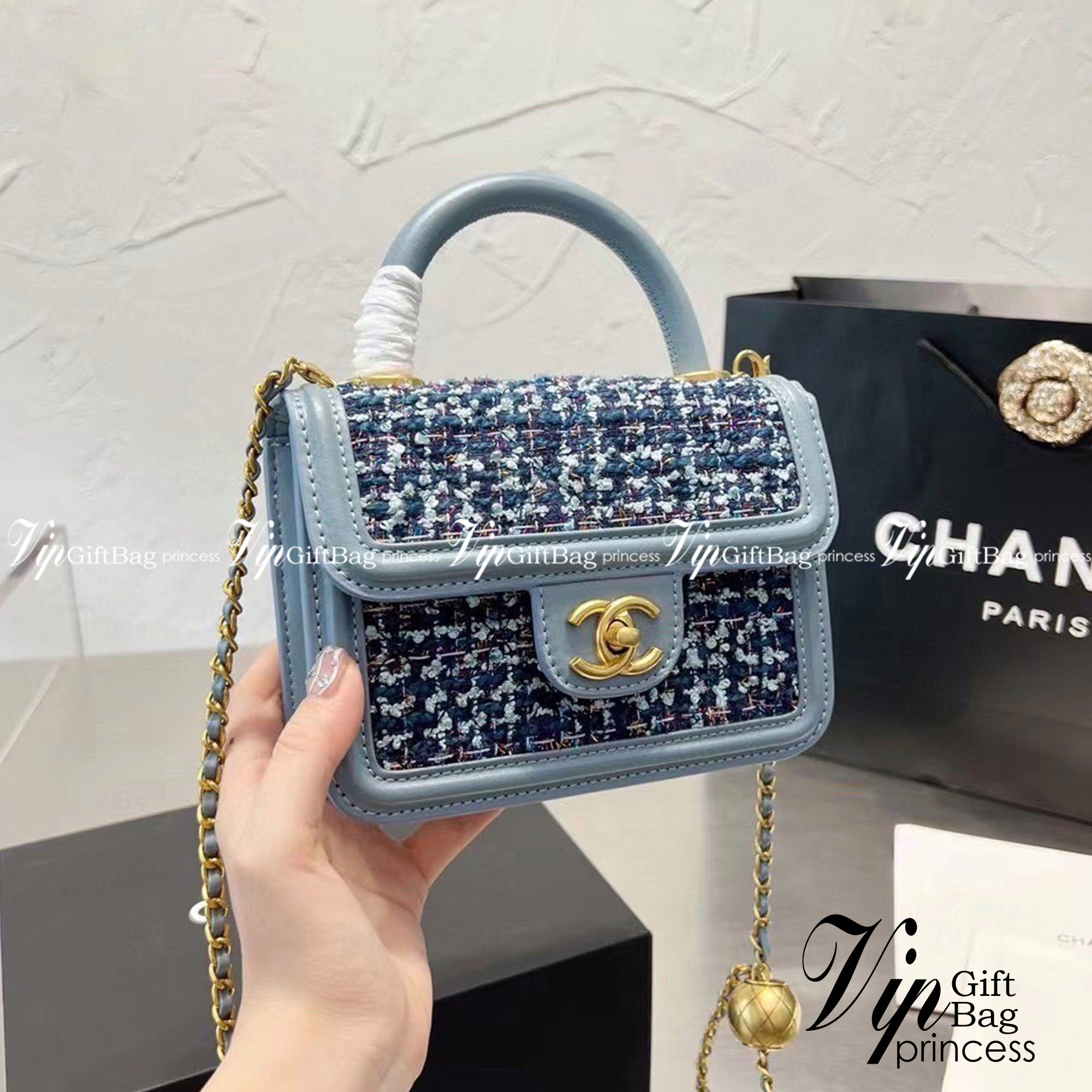 Chanel tweed mini flap bag / Chanel mini top handle กระเป๋าสะพายงานผ้าทวิตเอกลักษณ์เฉพาะของแบรนด์ งานสวยเป๊ะ มาพร้อมสายยาวถอดออกถือสวยๆเริ่ดๆ คิวท์มาก!! ดีเทลน่ารักเพียบ!!