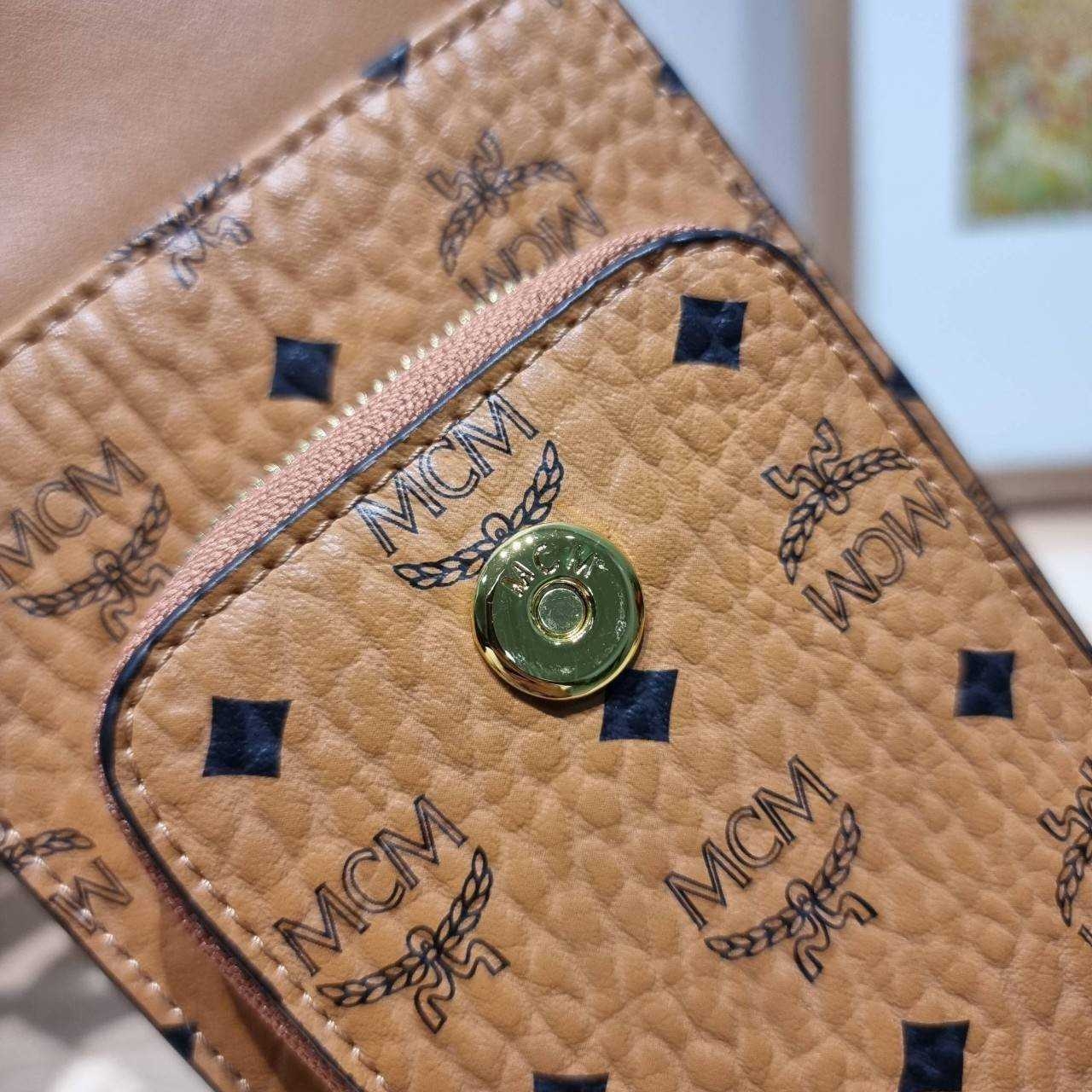 M.C.M CROSSBODY PHONE CASE IN VISETOS กระเป๋าสะพายข้าง สำหรับใส่ gadget คูลๆอย่างโทรศัพท์มือถือ ให้หนุ่มๆพกพาไปไหนๆได้สะดวก คล่องตัวกว่าเดิม เกรดออริ ท็อป 1:1 เกรดดีสุด สลับแท้