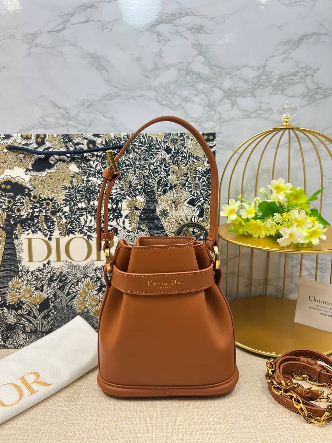 DIOR SMALL C'EST 17 cm / Dior bucket bag รุ่นใหม่สวยหรู ดูแพงมากค่ะ กระเป๋าสะพายบัคเก็ต รูปทรงคลาสสิค ใช้งานง่ายภายในโล่งกว้างมาก สวยมาก ควรมีค่า