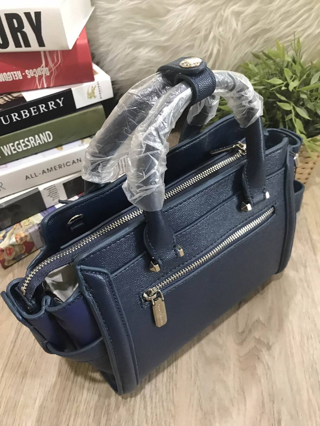 คาเวียร์อะไหล่เงิน DON'T MISS! BEST SELLER! CHARLES & KEITH STRUCTURED TRAPEZE BAG 2018 กระเป๋าถือหรือสะพายรุ่นยอดนิยมดีไซน์สวยหรูวัสดุหนังคาเวียร์อยู่ทรงด้านข้างเเต่งหนังช่องตัดดูมีดีเทล ด้านหน้าสกรีนโลโก้ ด้านหลังมีช่องซิป เปิดปิดด้วยซิปหัวซิปปั้มโ