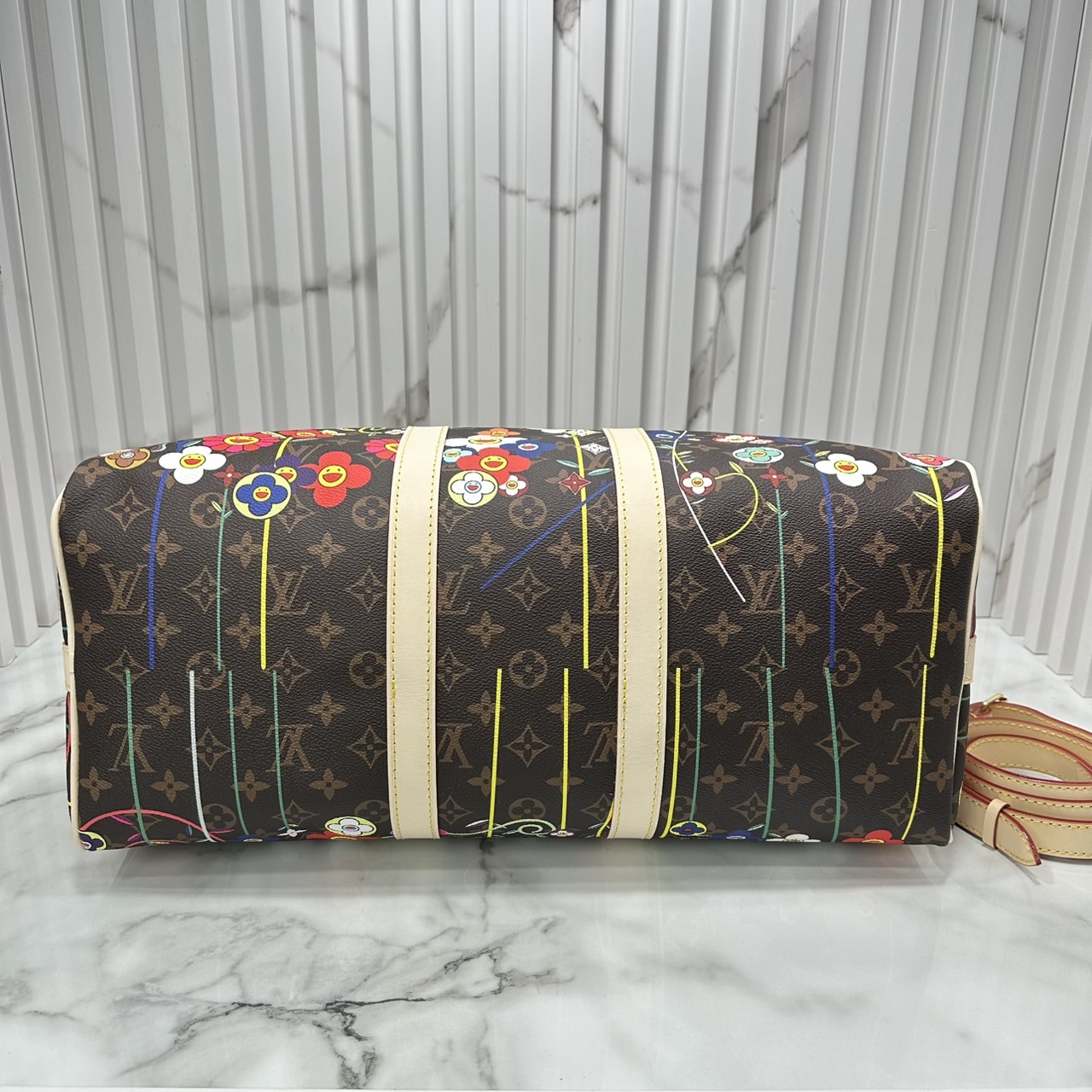 LV x TM Keepall Bandoulière 45 Bag Monogram Flower กระเป๋าเดินทางคอลเลกชันสุดพิเศษ สวยคลาสสิกมีชีวิตชีวา สีสันสดใสสไตล์ superflat สุดไอคอนิกของ Takashi Murakami ด้วยโมโนแกรมดอกไม้หลากสี ปรับดีไซน์ให้ดูสนุกสนาน