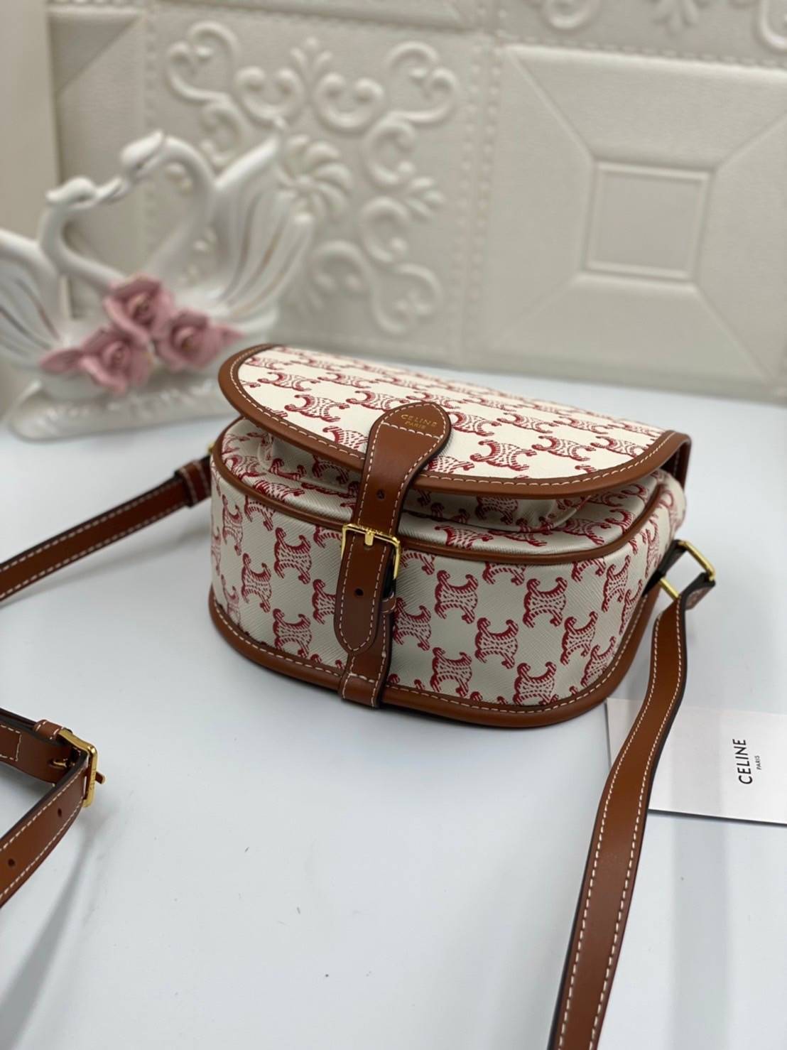 VIP GIFT 】หนังแท้ Celine Women Medium Folco Bag in Triomphe Canvas and Calfskin หากใครที่กำลังมองหากระเป๋าสะพายข้าง ขนาดกะทัดรัด และเรียบหรู ต้องใบนี้เลยค่ะ เป็นกระเป๋าเปิดปิดแบบแบบฝาผับที่มีรูปทรงโค้งและที่ล็อกรูปทรงคล้ายเข็มขัด อีกทั้งยังสะท้อนความสวยสไ