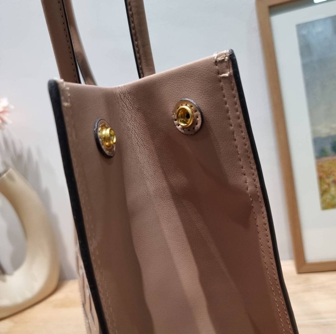TORY BURCH ECO ELLA TOTE BAG / TORY TOTE BAG พร้อมส่ง 3 สี กระเป๋าสะพายทรงโท้ท ขนาดกำลังสวย จุของได้เต็มที่ รูปทรงคลาสสิคชวนใช้ โดดเด่นด้วย patch โลโก้ คอลเลคชั่นน้องใหม่ ส่งมาให้สาวๆได้ใจฟูอีกหนึ่งไอเท็ม