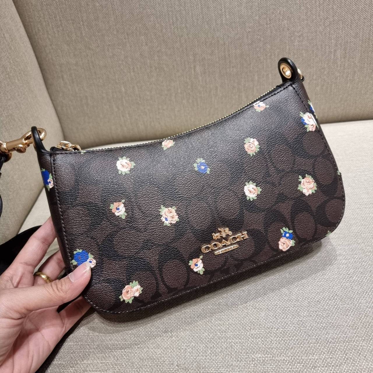 COACH C7264 C6823 C6817 JES BAGUETTE IN SIGNATURE CANVAS คอลเลคชั่นใหม่ล่าสุด พร้อมเสิร์ฟความสวยถึงบ้านเช่นเคย!! กระเป๋าสะพายทรงบาแกตต์ ดีไซน์ย้อนยุค ที่แอบแฝงความเรียบหรูดูแพงอยู่ในตัว โดดเด่นด้วยสายสะพายเส้นใหญ่ โทนสีคอนทราส ทำให้ไอเท็มนี้ดูมีลูกเล่นมาก