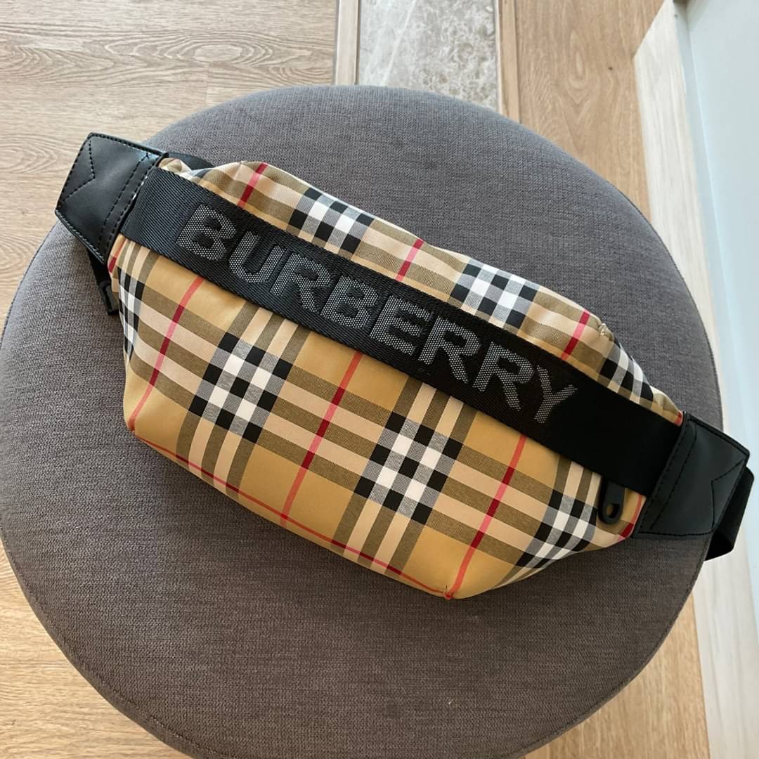 Burberry Vintage Check Sonny Belt Bag รุ่นใหม่ล่าสุด! BURBERRY FRAGRANCES BELT BAG วัสดุ100%POLYAMIDE (Nylon & Canvas)ทกระเป๋าคาดเอว คาดอกแบบ UNISEX ใช้ได้ทุกเพศ ลายวินเทจ
