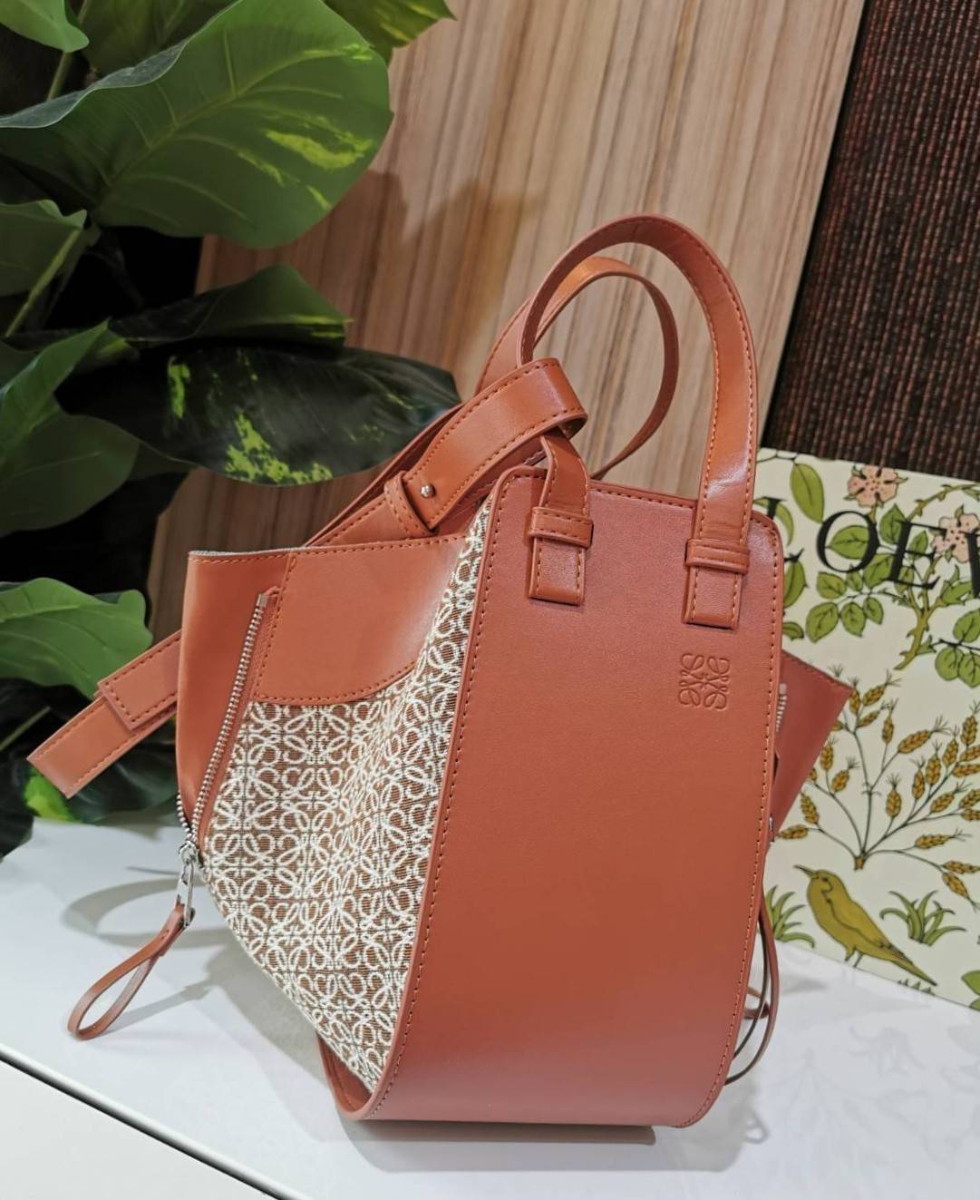 LOEWE ANAGRAM SHOULDER BAG VIP กระเป๋าถือหรือสะพาย รุ่นหายากสุดเลอค่าวัสดุ Anagram Canvas ตัดหนังแท้ Calfskin สุดคลาสสิค ขนาดกำลังดี น้ำหนักเบา ภายในโล่งกว้างและจุ ใส่กล้อง มือถือ ของใช้ได้เยอะ มาพร้อมหูสั้นหนังแท้หิ้วถนัดมือและสายหนังยาวสะพายไหล่หรือ Cro