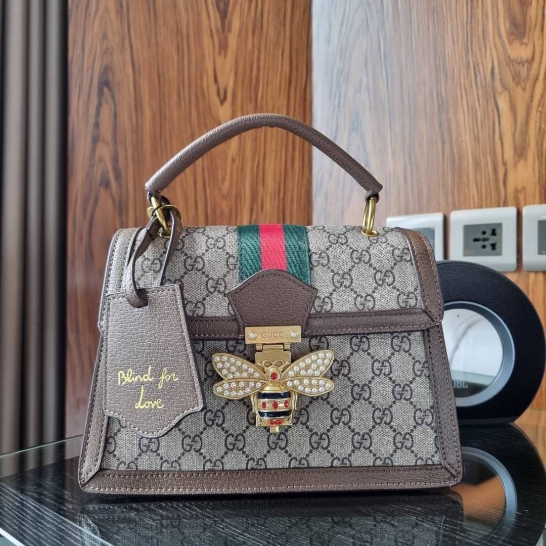 VIP 】กลับมาแล้วจ้า อีกรุ่นพรีเมี่ยมกิ๊ฟสุดฮิต!! หรู ดูผู้ดี!! GC CROSSBODY STRAP BAG WITH GWP กระเป๋าสะพายข้าง ดีไซน์สวย โดดเด่นไม่ซ้ำใคร วัสดุหนังแคนวาส เปิด-ปิดด้วยตัวกดล็อครูปผึ้ง (ผึ้ง) น่ารักมากๆ!! แถมฟรี!! แท็กพวงหนังห้อยเก๋ๆ ภายในกระเป๋าเป็นช่องโล่