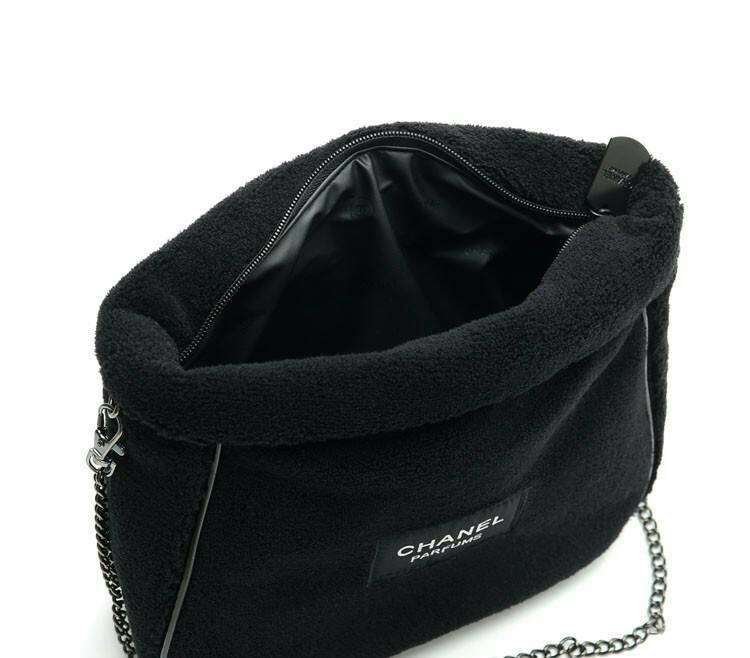 Best Seller! กระเป๋าสะพาย CHANEL PARFUME CROSSBODY BAG ของสมนาคุณจาก เคาเตอร์แบรนด์ดัง CHANEL เปิด/ปิด ด้วยซิบ มาพร้อมสายโซ่ที่ถอดได้ ด้านในซับกันน้ำ ที่จับรูดซิปเก๋ ปั้มแบรนด์ CHANEL ขนกระเป๋านุ่มเวอร์ จุของได้เยอะ ใช้เป็นกระเป๋าใส่เครื่องสำอางค์ ใช้ถือ