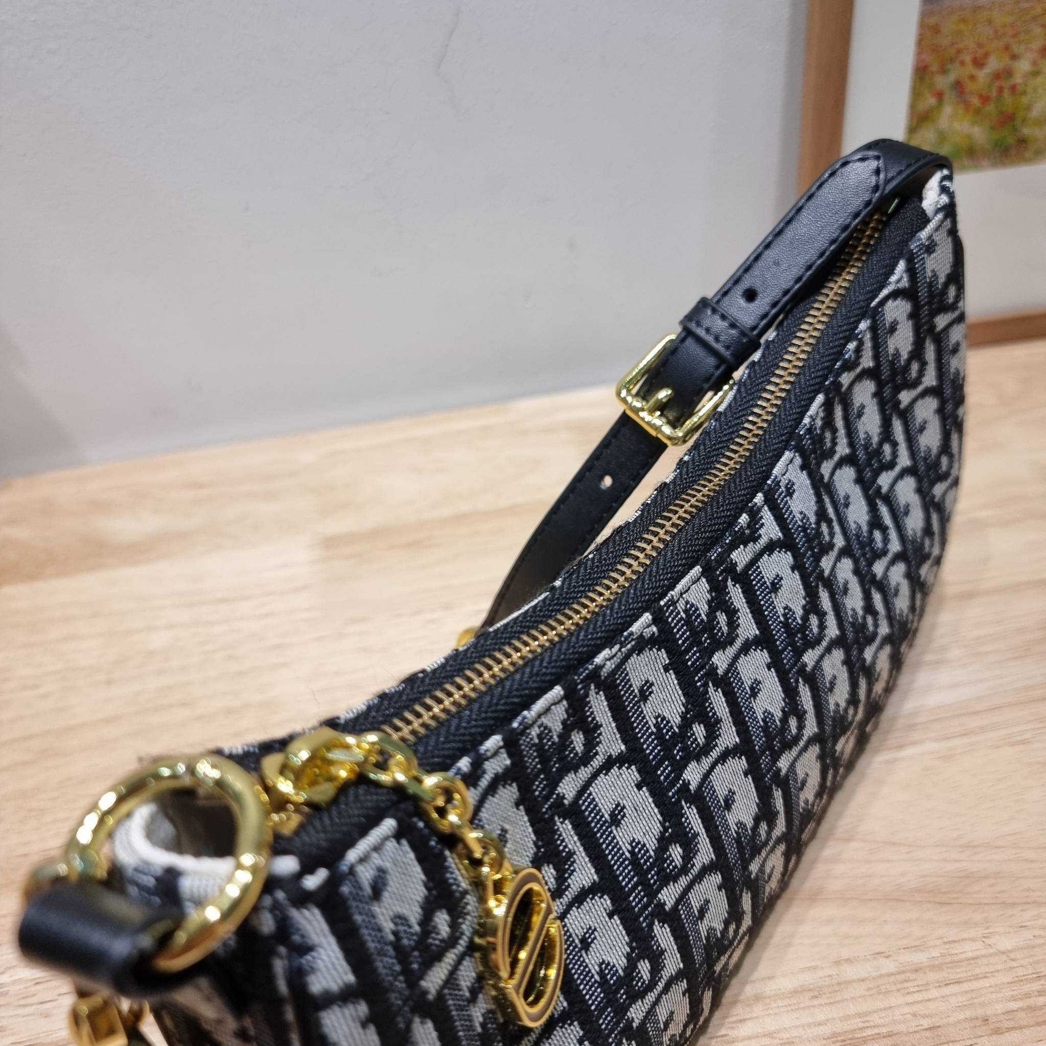 CD Lounge Bag Blue Oblique Jacquard / Dior pochette กระเป๋าสะพายทรงพอช สวยหรู ดีไซน์เรียบ แต่ดูแพง