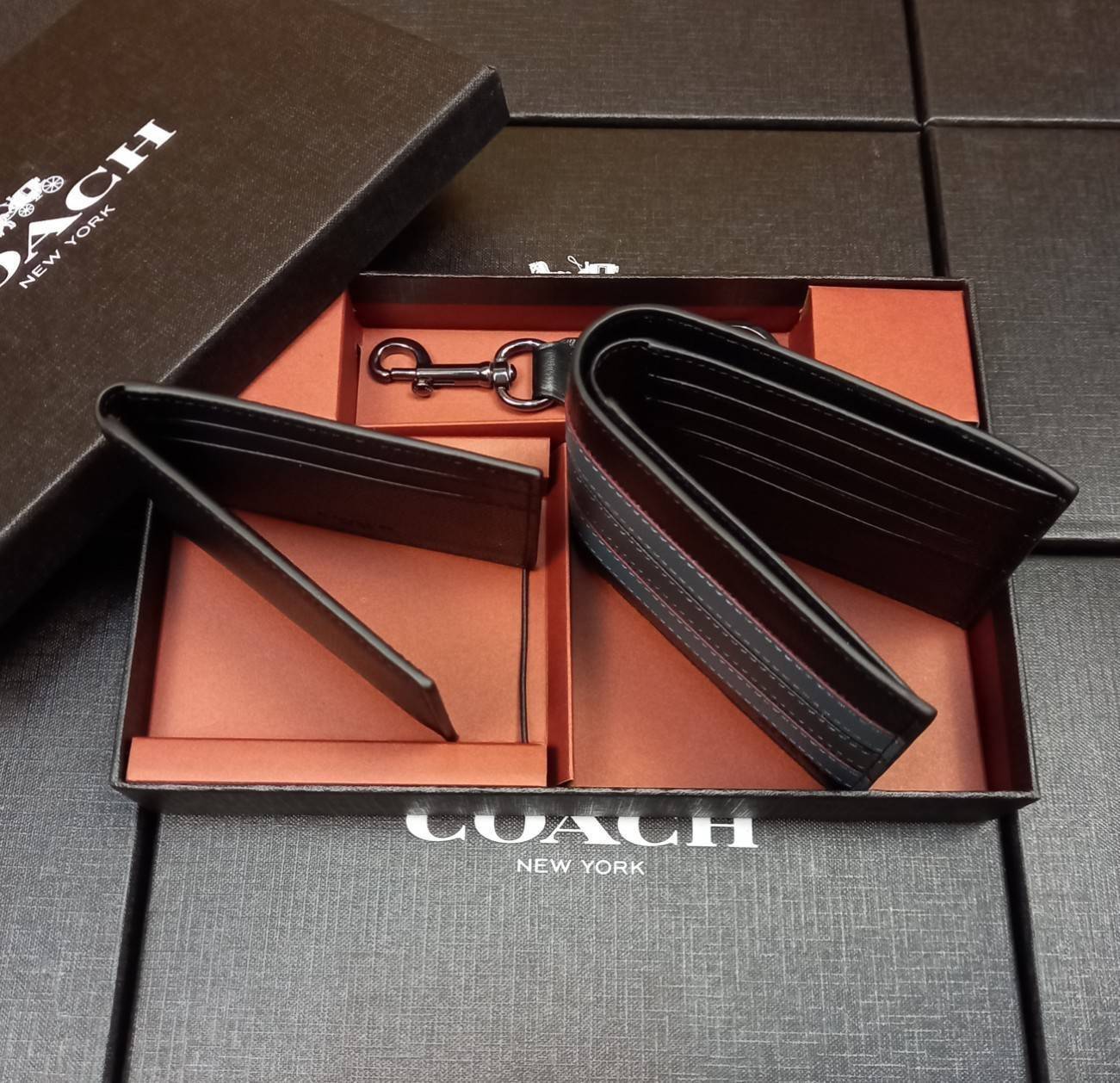 COACH COMPACT ID WALLET IN SPORT CALF LEATHER WITH KEY FOB LIMITED BOX(COACH F74991)🍁BOX SET กระเป๋าสตางค์ใบสั้น มาพร้อมใบลูกแบบแพ๊คคู่+และพวงกุญแจ//วัสดุหนังแท้ หนังนิ่ม เนื้อสัมผัสคือดีมากๆ ยิ่งจับ ยิ่งดูดี มาดเข้มบาดลึกลงตัวมาก ดูมีเสน่ห์น่าค้น