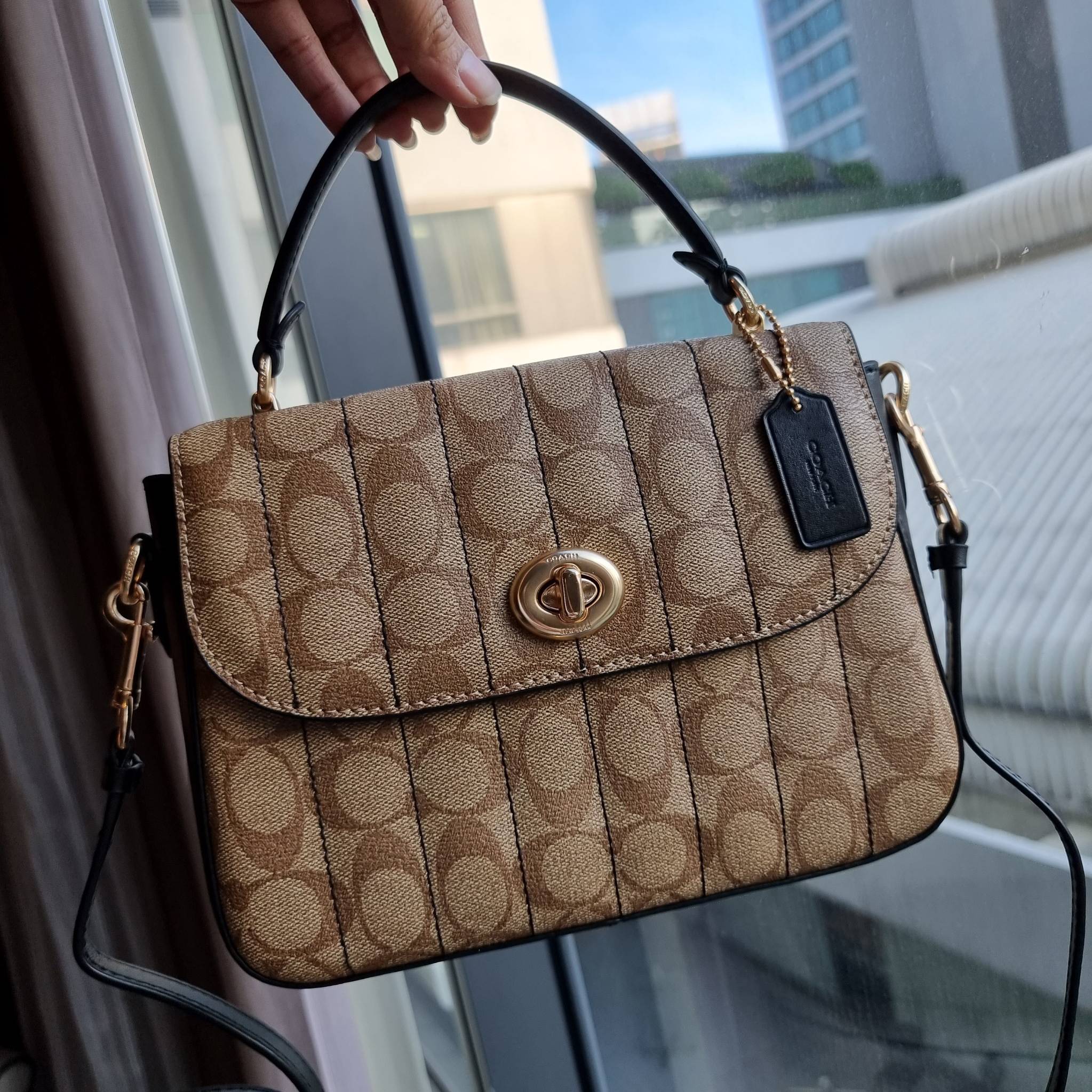 OUTLET 】COACH C5645 MARLIE TOP HANDLE SATCHEL IN SIGNATURE CANVAS WITH QUILTING ดีไซน์ใหม่ กระเป๋าถือ/สะพายข้าง ออกแบบมาไม่เหมือนใคร โดดเด่นด้วยการเย็บบุหนัง โชว์ดีเทลลายเส้น ตกแต่งโลโก้ด้านข้างอะไหล่ทอง วัสดุหนังแคนวาสสลับหนังแท้ เปิด-ปิดด้วยตัวล็อคแน่นห