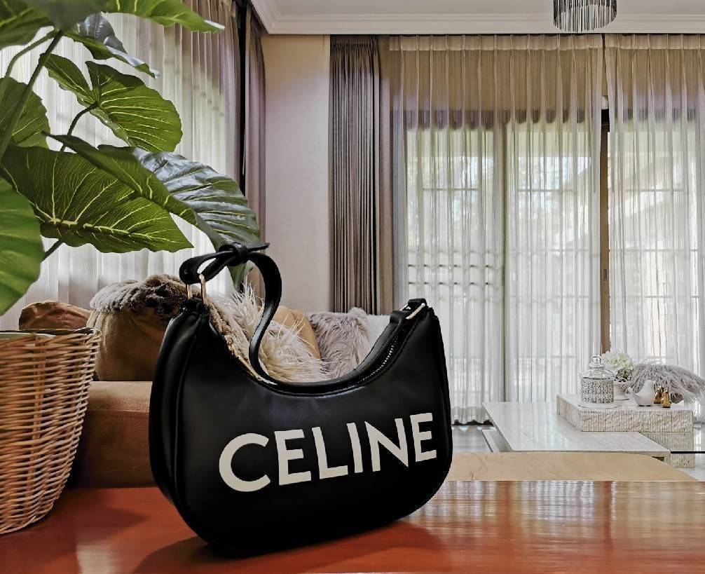 CELINE SHOULDER BAG VIP GIFT WITH PURCHASE (GWP) พรีเมี่ยมกิ๊ฟ Limited Edition จาก CELINE HAUTEPARFUME DUTYFREE COUNTER ดีไซน์ยอดนิยมหนังนิ่มสวยอยู่ทรงเปิดปิดด้วยซิปอะไหล่เงิน ภายในโล่งกว้างมีช่องเล็กสามารถใส่มือถือกระเป๋าสตางค์ใบยาวของใช้ได้จุ หูหิ้วหนัง