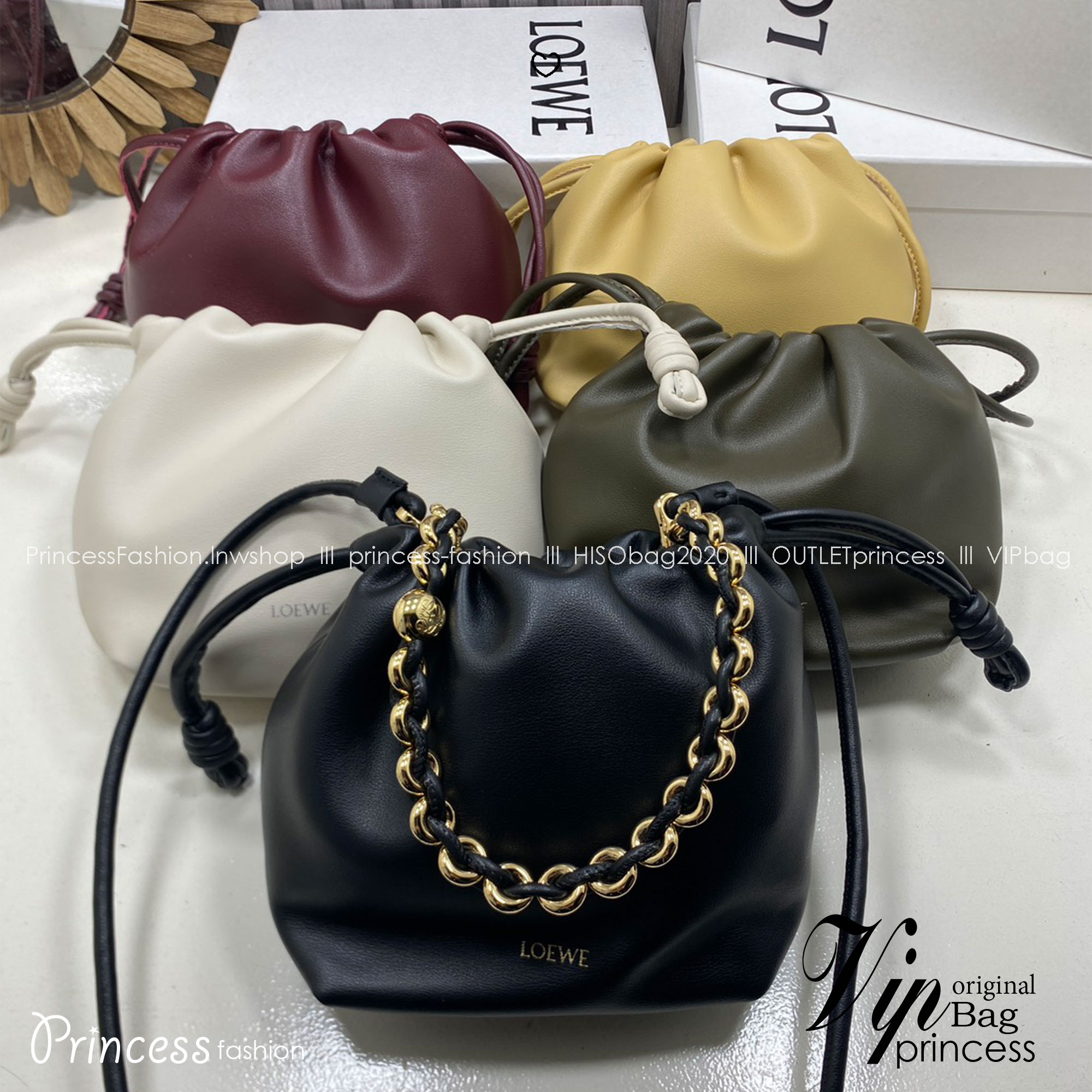 ORI หนังแท้ | LOEWE Mini Flamenco purse in mellow nappa leather / Loewe Bucket Bag กระเป๋าสะพายทรงบัคเก็ตไซส์มินิ หนังเรียบสวยหรู เรียบง่าย หนังแท้ผิวสัมผัสนุ่มมือ น้ำหนักเบาและนุ่มสบาย ดีไซน์จับจีบ เชือกผูกแบบปมโบราณ และสายโซ่รูปโดนัท