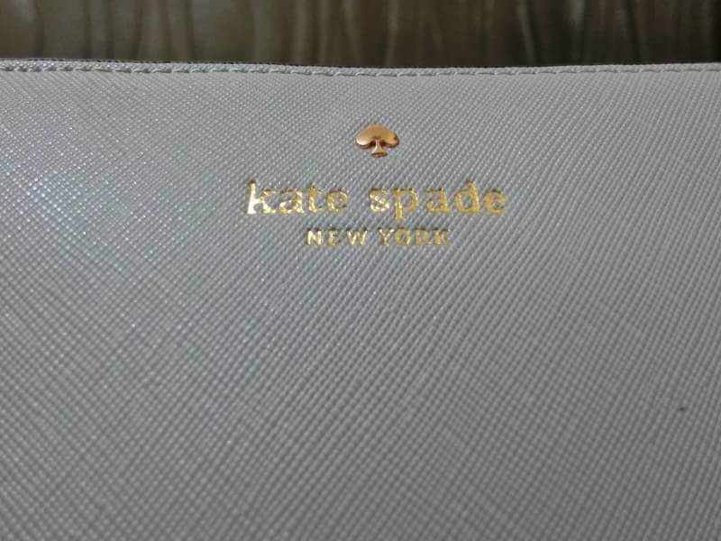 KATE SPADE CEDAR STREET MANDY แบรนด์ดังจากอเมริกาสุดฮิต กระเป๋าขนาดน่ารัก สะพายข้าง หนัง saffiano ภายในลายสวยเก๋สีทองเรียบหรู ทรงแข็งอยู่ทรง MUST HAVE!!