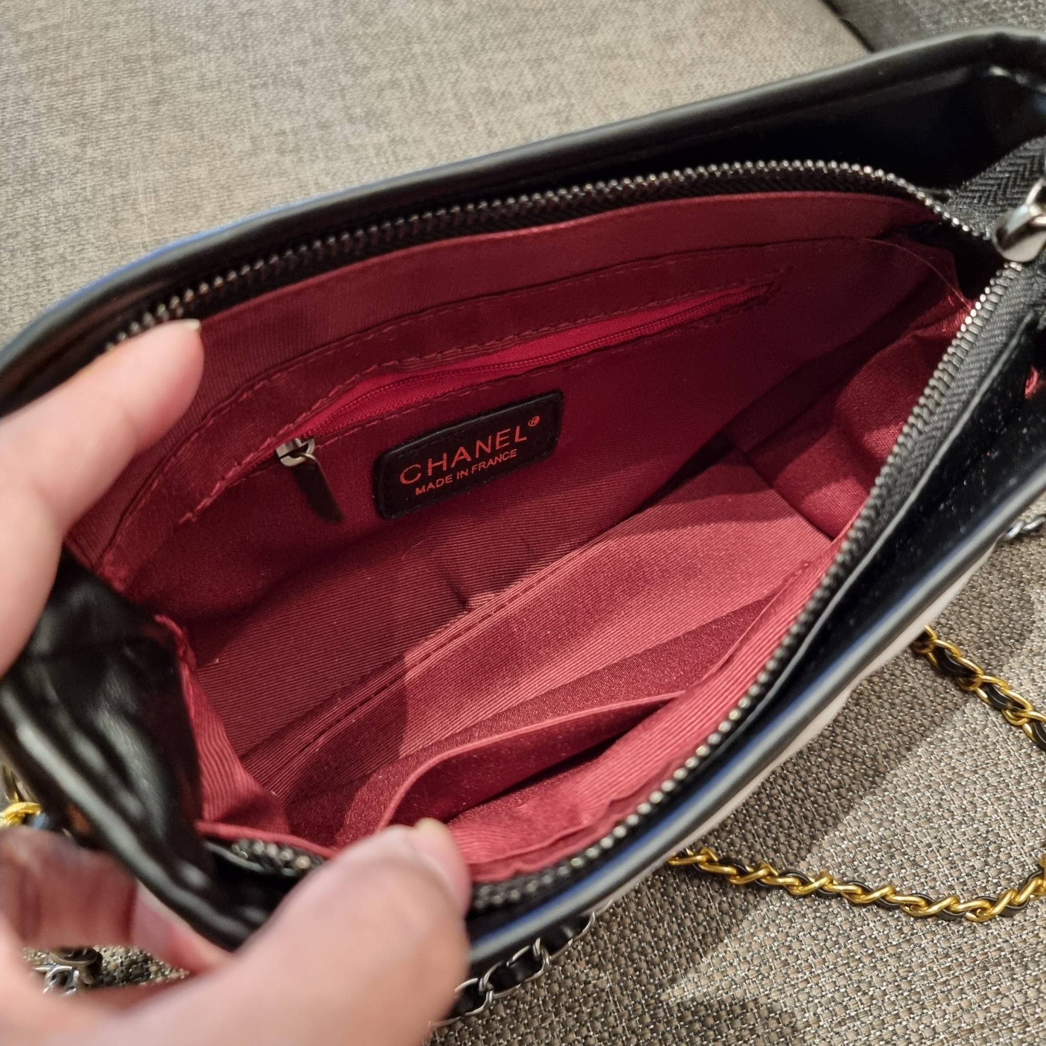 8" CHANEL SHOULDER BAG / CHANEL GABRIELLE HOBO BAG ไซส์คลาสสิค กระเป๋าสะพายข้าง/ไหล่ หนังสังเคราะห์ นิ่ม หรู มาพร้อมพวงกุญแจสัญลักษณ์แบรนด์ พิเศษ!! สายคล้อง jumbo font เพิ่มดีเทลความแพง อะไหล่พร้อมโซ่สะพายสีทองสลับสีเงินรมดำ สามารถสะพาย crossbody หรื