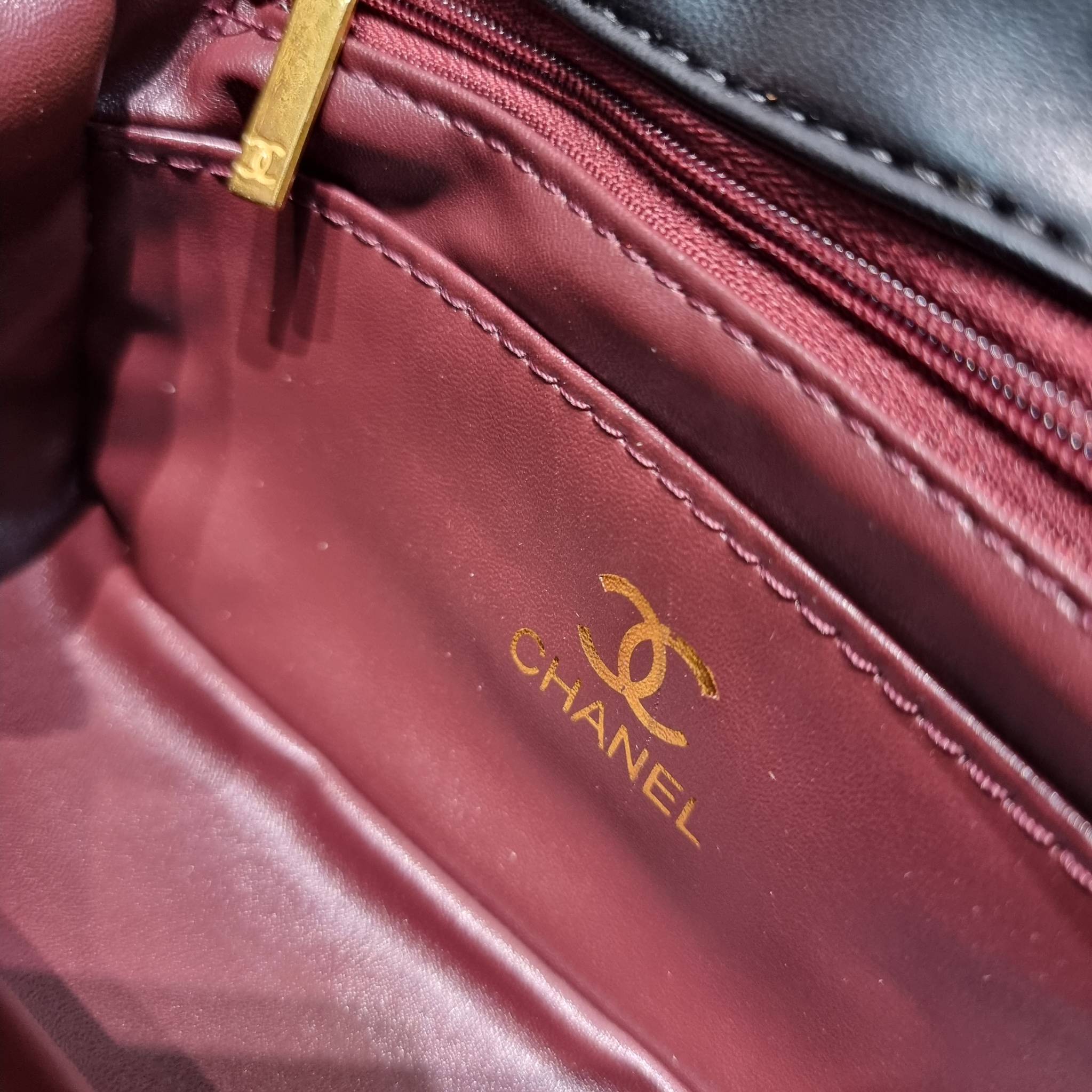 CHANEL GIFT SET สุดหรูชวนให้สะสมส่งท้ายปี กับไอเท็มลิมิเต็ดและ best seller พร้อมเสิร์ฟครบชุด สุดคุ้ม มาพร้อมกระเป๋าสะพายถึง 2 ใบ เด็ดทั้งคู่ๆ วัสดุหนังวัว และยังไม่พอ มีกระเป๋าสตางค์แถมให้ไปอีก 1ใบ สวยครบจบในเซ็ทเดียว!!