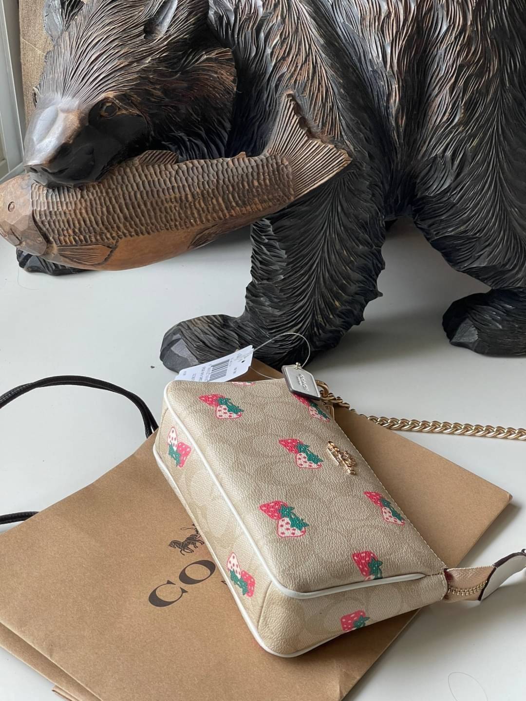 OUTLET 】Coach Signature Top Handle Coach Pouch with Strawberry, Watermelon, Ladybug พร้อมส่งที่ไทย เป็นอีกรุ่นหนึ่งที่ได้รับความนิยมในหมู่สาว ๆ ค่ะ นอกจากราคาจะไม่สูงแล้ว ยังมีรูปทรงที่น่าสนใจอีกด้วย กะทัดรัดแต่ใช้งานง่าย เหมาะกับทุกโอกาส สำหรับกระเป๋าคล้