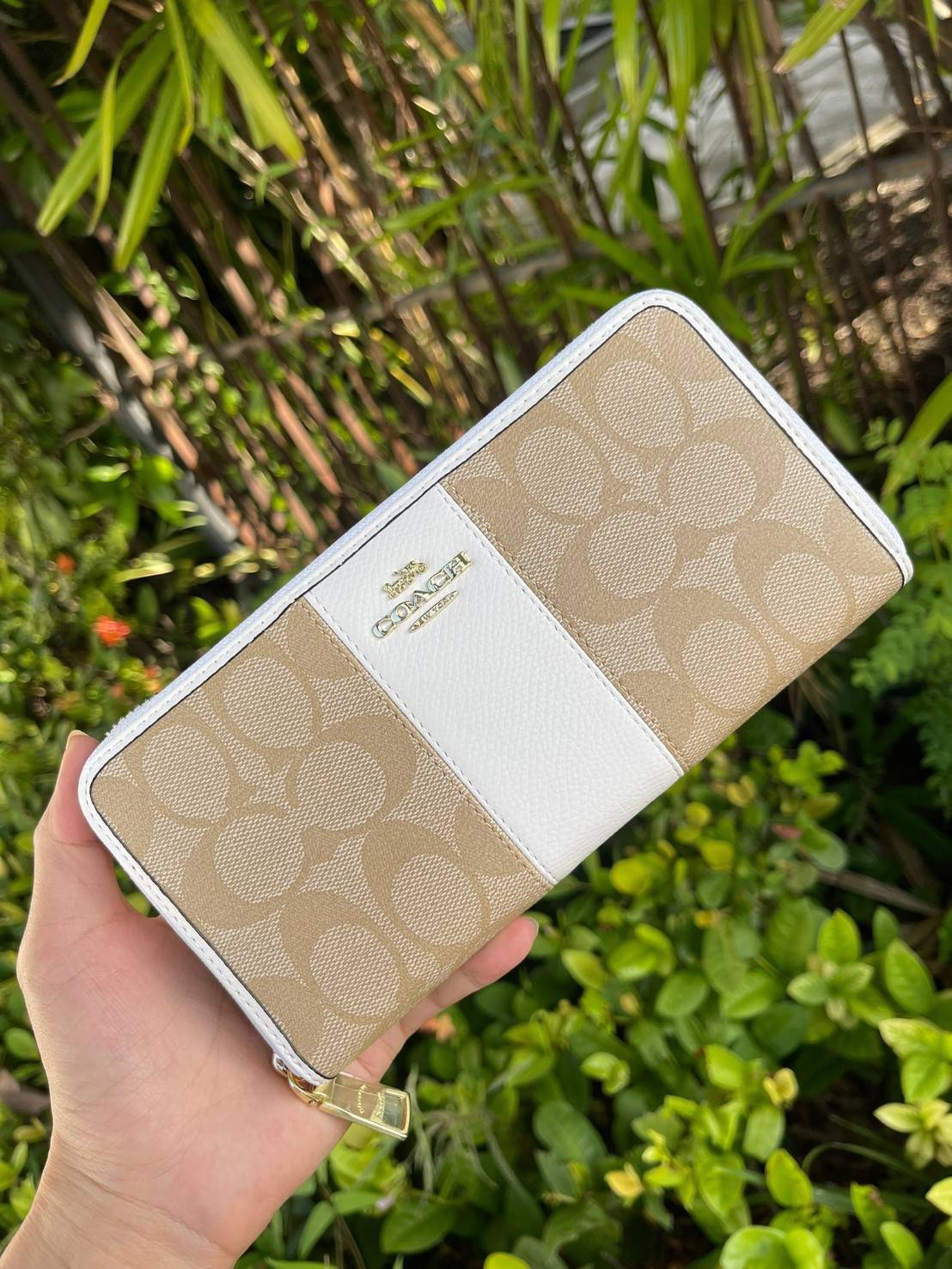 COACH F54630 ACCORDION ZIP WALLET IN SIGNATURE เป็นกระเป๋าสตางค์ที่เหมาะกับการใช้งาน นอกจากเพิ่มความมั่นใจแล้ว ยังทำให้ชีวิตของเราง่ายขึ้นอีกด้วย โดยการเปิดปิดแบบซิปรอบ สามารถใส่ธนบัตร เหรียญ บัตรต่างๆได้หลายใบเลยทีเดียว ขนาดของกระเป๋าสามารถถือแทนกระเป๋าค