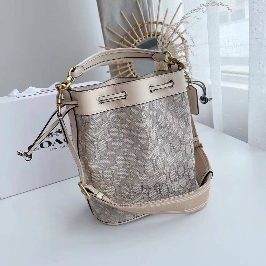 COACH FIELD BUCKET BAG IN SIGNATURE JACQUARD C3853 กระเป๋าสะพายทรงบัคเก็ต รุ่นใหม่ล่าสุด ดีไซน์ลายซิกเนเจอร์บนผ้า jacquard สวยคม เป็นเอกลักษณ์ไม่ซ้ำใคร มาพร้อมสายสะพายผ้าสปอร์ต และสายสั้นสำหรับคล้องแขนได้ สามารถรูดปิดปากกระเป๋าด้วยหนังรอบใบ เพิ่มดีเทลให้ต