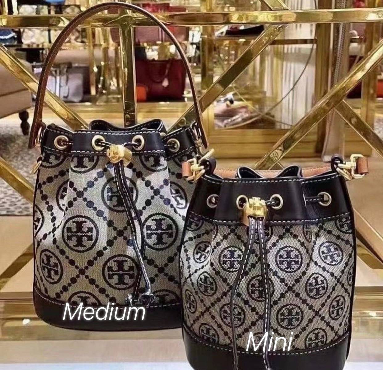 ของแท้ 💯% Mini Tory Burch T Monogram jacquard mini bucket bag เปิดตัวกระเป๋า T MONOGRAM รุ่นใหม่ล่าสุดจาก TORY BURCH ครั้งแรกกับโมโนแกรม ขนาดมินิ ที่ได้รับแรงบันดาลใจมาจากโลโก้สุดคลาสสิก
