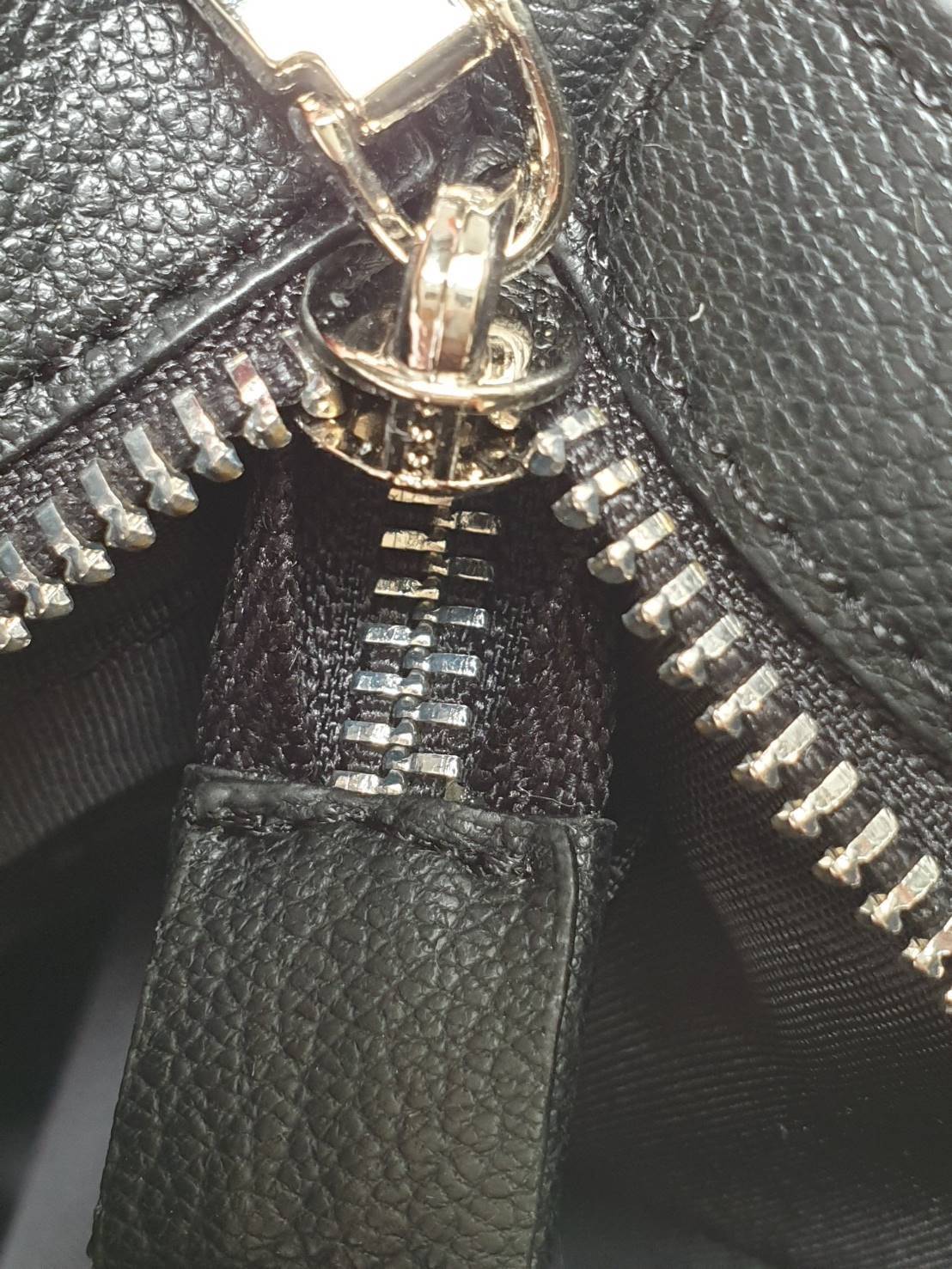 Coach crossbody bag กระเป๋าสะพายข้าง crossbody สำหรับคุณผู้ชาย วัสดุหนังลาย signatire brand แบรนด์ ด้านหน้ามี 2 ช่องซิป ด้านหลังมีช่องใส่ ภายในแบ่งเป็น 2 ช่อง ใส่ wallet ยาว มีช่อง ใส่ tablet พร้อมกระดุมล็อค ใบนี้ใส่ของได้จุ เป็นสัดส่วย สายสะพายยาวปรับระด