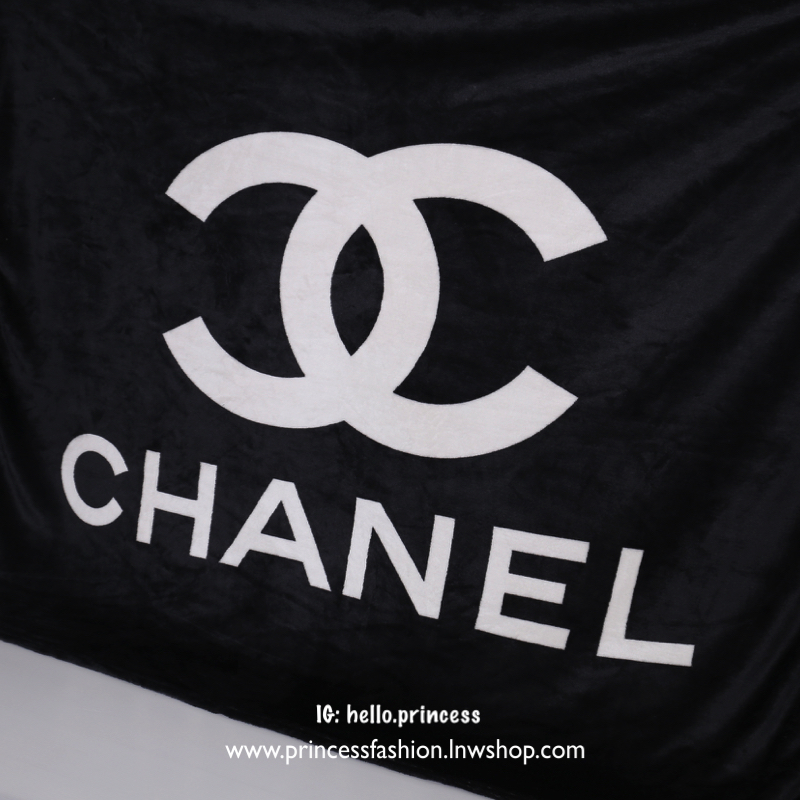 Chanel Blanket ต้อนรับหน้าหนาวนี้!!! กับผ้าห่ม Chanel ขนาดพกพา เนื้อผ้าขนสำลีหนานุ่ม ทูโทนขาวดำคลาสสิก ทรงสี่เหลี่ยมผืนผ้า เนื้อผ้านิ่ม ใช้เป็นผ้าห่มหรือผ้าคลุมเตียง คลุมเบาะก็ได้ค่ะ รีบจับจองกันเลยนะคะ