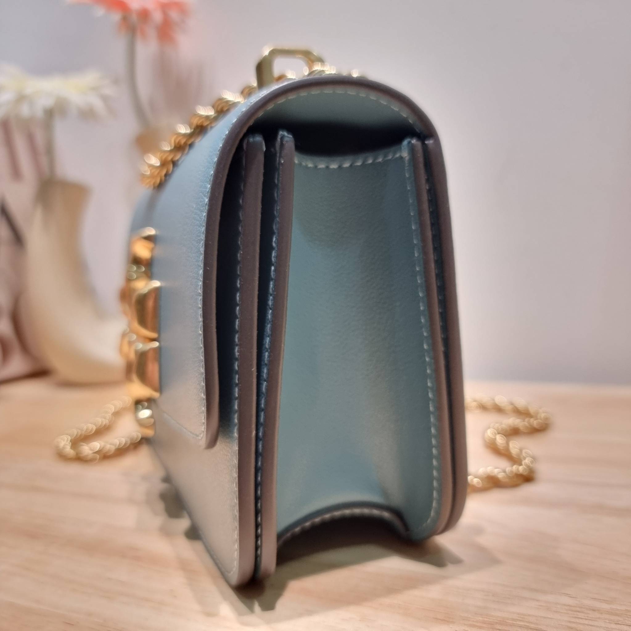 Tory Burch Bag / TORY BURCH ELEANOR SMALL CONVERTIBLE SHOULDER BAG ฮอตไอเท็ม รุ่นนี้ขายดีขายหมด สวยหรู คุณหนู ผู้ดี!! หายากมากแล้วน้า กระเป๋าสะพายข้าง ดีไซน์อยู่ทรง ขนาดกำลังสะดวกใช้