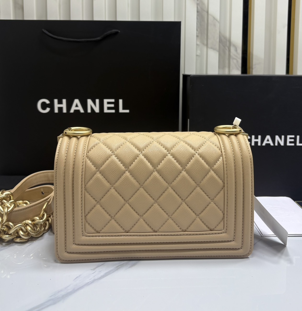 ORI หนังแท้ | CHANEL Boy 20cm shoulder bag กระเป๋าสะพายรุ่นยอดนิยมสุดคลาสสิคตลอดกาล หรูหราระดับตำนาน สวยงามเหนือกาลเวลา ขนาดเล็กน่ารัก ไม่ว่าเวลาจะผ่านไปเเค่ไหนก็ไม่เคย Out เรียบ หรู คลาสสิค ผู้ดี ไฮโซที่แท้ทรูสวยมากค่ะ