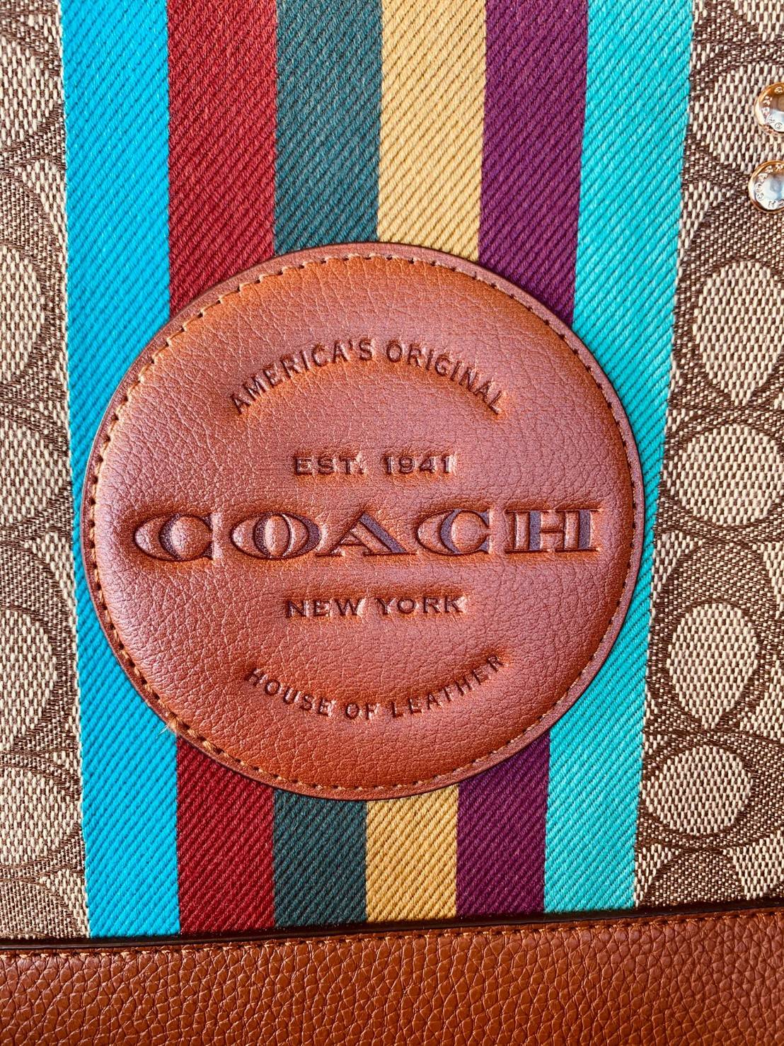 สวยๆอย่างนี้อดใจยังไงไหว!! Coach Dempsey Carryall In Signature Jacquard With Stripe And Coach Patch ((C5794)) ✈️พร้อมส่งความสวย! คุณภาพจัดเต็มเลยค่ะ กระเป๋าทรงTote วัสดุ Jackquard+หนังแท้ ได้ลงตัวสวยงาม 🔺สีคอลเลคชั่นใหม่ล่าสุด! ด้านหน้ามีโล