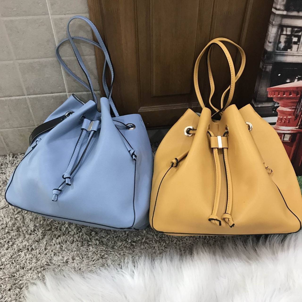Zara bucket bag crossbody ใหม่ล่าสุดจากแบรนด์ Zara กระเป๋าสะพายทรง bucket สีสด หนังนุ่มมากกกก เนื้อดี สามารถสะพายได้ 2 แบบค่ะ แบบแรก shoulder bag ขนาดพอดีไหล่ และแบบที่สอง กระเป๋าสายยาวสามารถสะพายไหล่หรือ cross body ก็ได้ มีสายสะพายยาวมาให้สามารถถอดออกได้