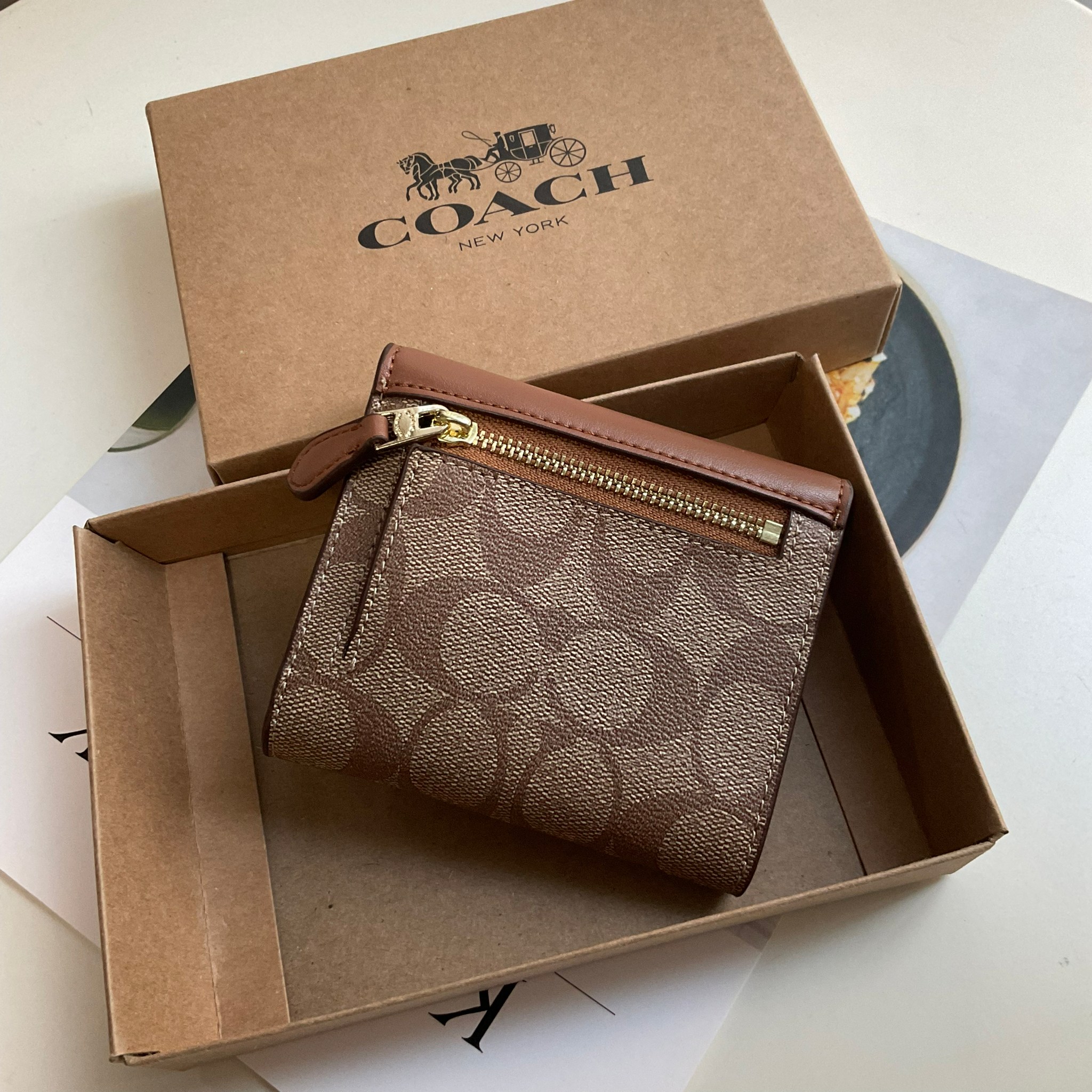 COACH SMALL WALLET IN SIGNATURE CANVAS กระเป๋าสตางค์ใบสั้น แบบพับสามตอน เปิดปิดด้วยกระดุมปั้มแบรนด์ ด้านในมีช่องใส่บัตรหลายช่อง และช่องใส่ธนบัตร ด้านหลังมีช่องซิปเหรียญอีกหนึ่งช่อง น้ำหนักเบา พกพาสะดวก อะไหล่เงาสุดหรู ห้ามพลาดค่ะ!