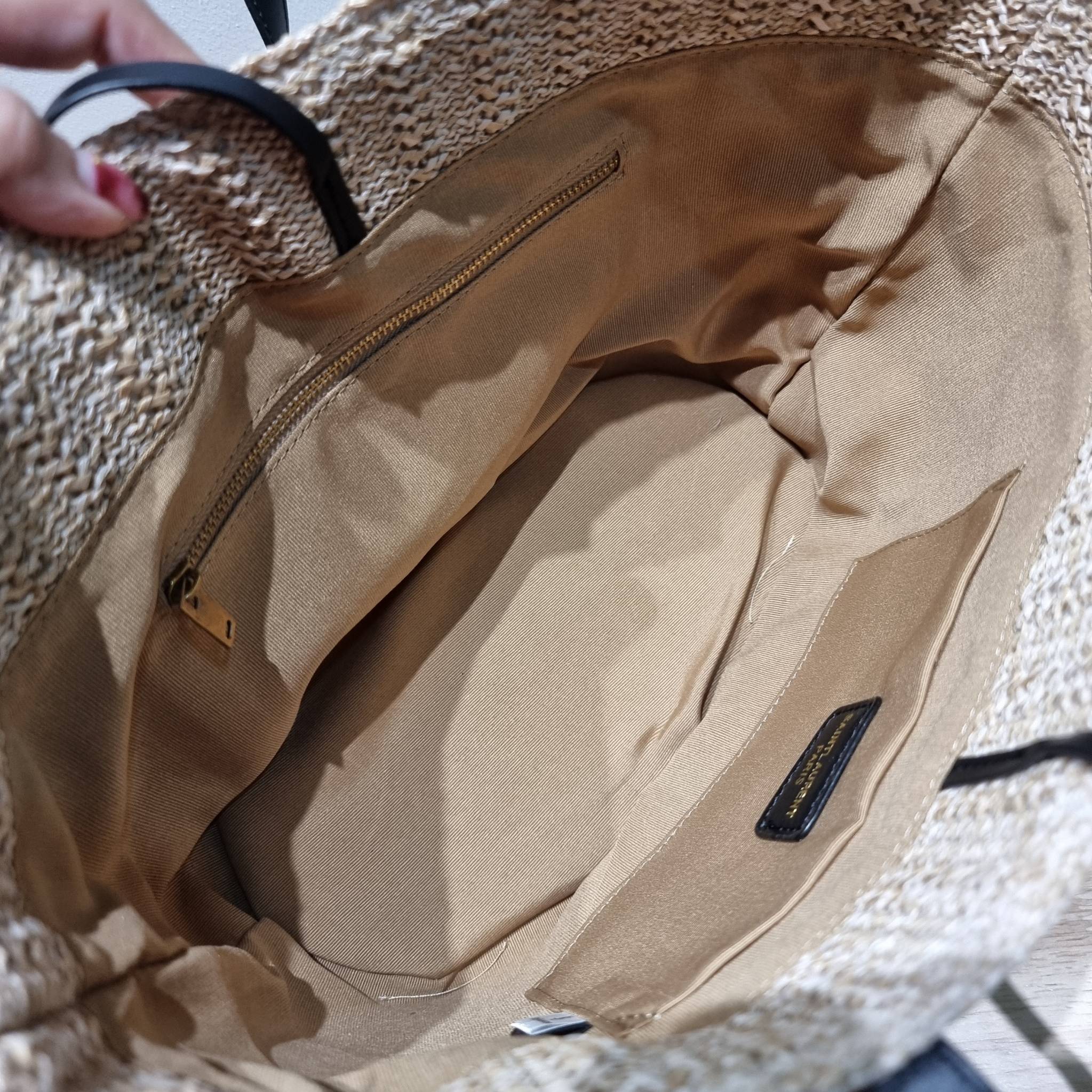 YSL PANIER STUDDED LEATHER TRIMMED WOVEN RAFFIA สวยไม่ซ้ำใคร ใหม่ที่สุด กับกระเป๋าสะพายสานทรงยูนีค ที่เติมดีเทลความหรูด้วยสายหนังคาดตกแต่ง ดูแพงไปอีก