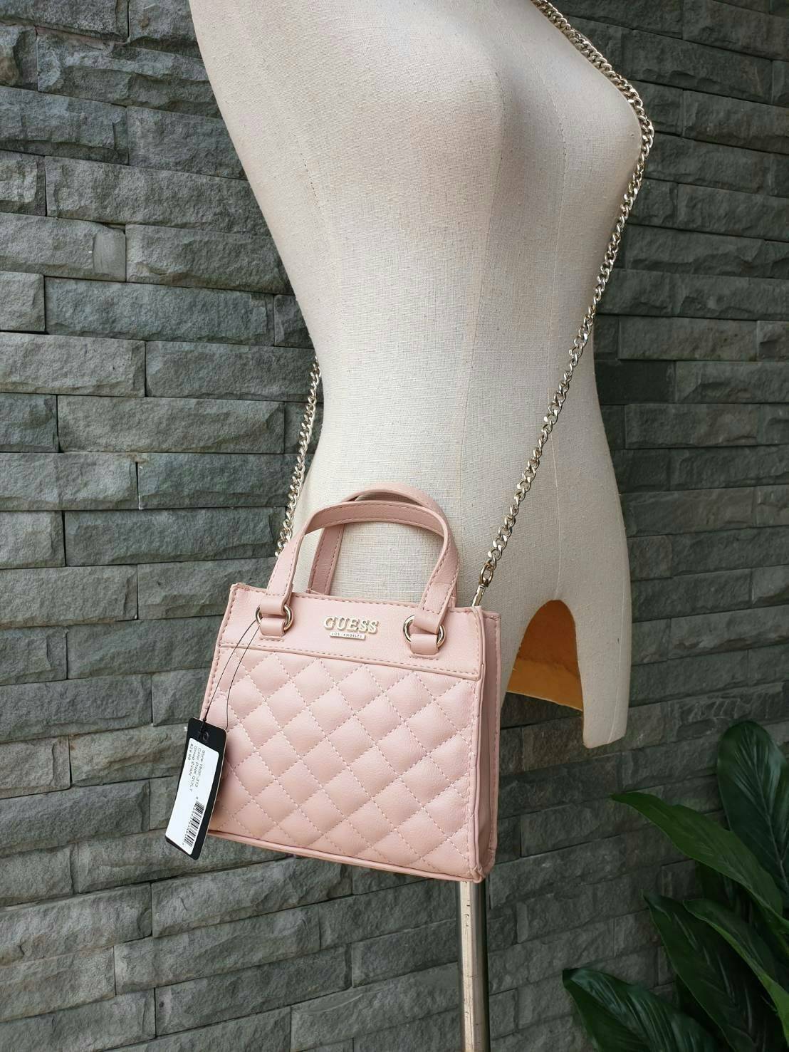 GUESS TAYLOR MINI SATCHEL CROSSBODY BAG กระเป๋าสะพายใบเล็ก สไตล์ สวยหรู คุณหนู ไฮโซ น่ารักมากๆ วัสดุหนังpu เย็บลายตาราง หนังนิ่ม จับนุ่มมือ และ ลายทาง หนัง saffiano ตั้งอยู่ทรง แบบน่ารักไม่ซ้ำใคร ด้านหน้าประดับโลโก้แบรนด์ อะไหล่ทอง มาพร้อมสายโซ่ ถอดออกได้