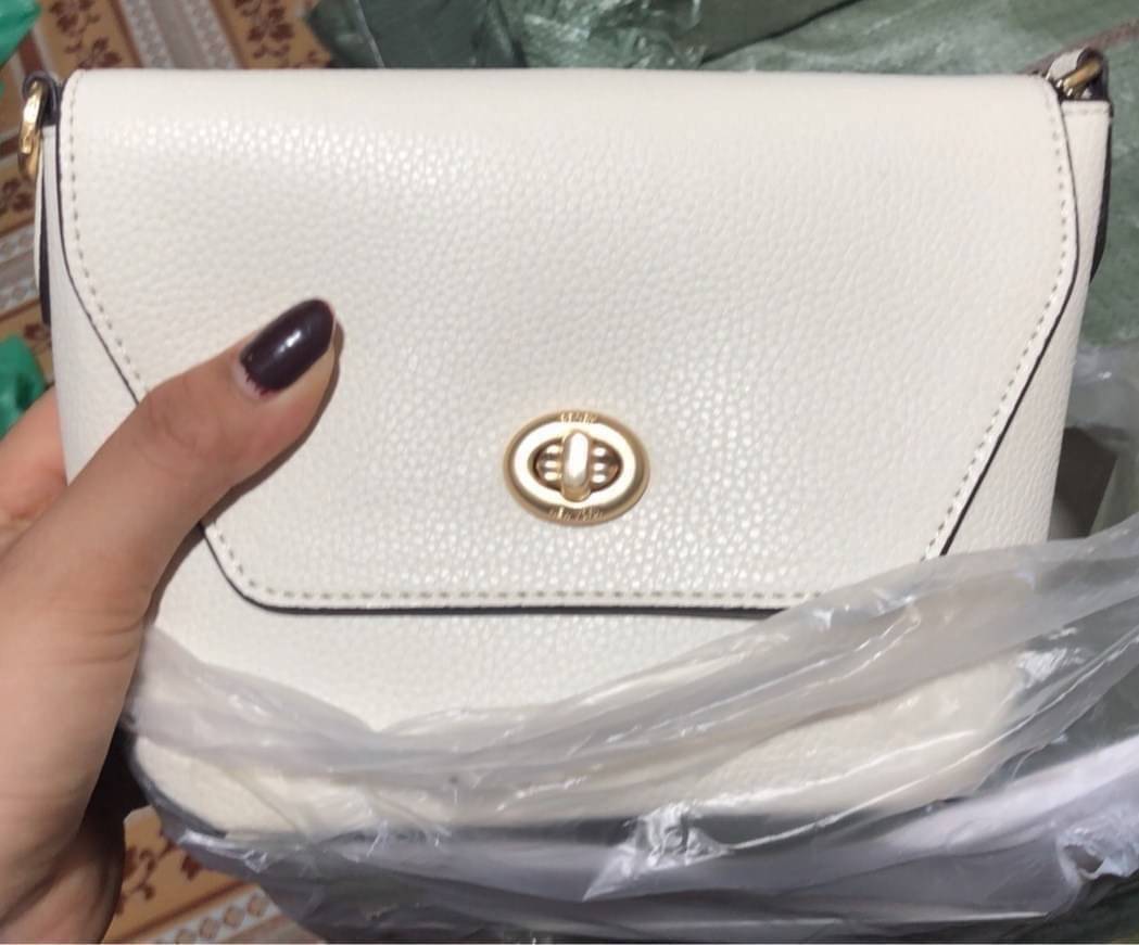 คอลเลคชั่นใหม่ ทั้งสวยทั้งคุณภาพค่ะ😘 COACH KARLEE CROSSBODY BAG 💐พร้อมส่ง ได้ไปไม่ผิดหวังแน่นอนค่ะ! สวยๆแบบคนดังระดับโลกกันค่าา กระเป๋าสะพายแบบครอสบอดี้ร์ หนังแท้นิ่มสวยงามมากๆค่ะ รูปทรงน่ารักกระทัดรัด เปิดปิดกระเป๋าแบบหมุนล็อค ภายในสามารถ