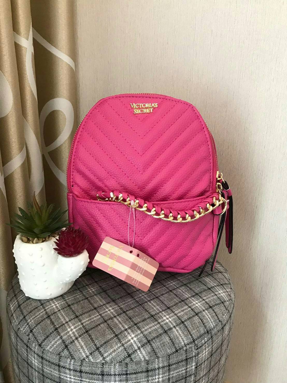 Victoria’s Secret Pebbled V-Quilt Small City Backpack กระเป๋าเป้สไตล์คลาสสิค วัสดุลายหนังแกะเทียม หนังนิ่ม เปิดปิดด้วยซิปคู่ ภายในบุผ้าสกรีนโลโก้ ใส่มินิไอแพค กระเป๋าสตางค์ยาวได้ สายสะพายโซ่ต่อหนังปรับระดับได้ ด้านหน้ามีช่องซิปร้อยหนังเส้นยาวดูมีดีเทล สะพ