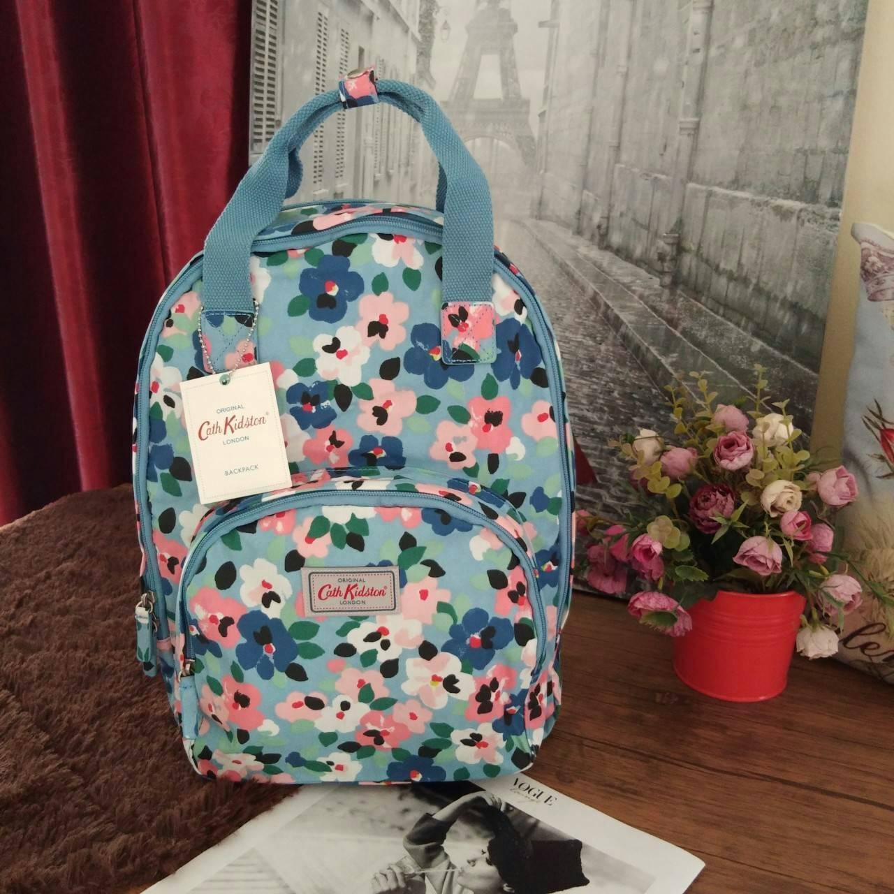 Cath Kidston Backpack Bag - กระเป๋าเป้ สไตล์วินเทจสุดฮิต - เปิด/ปิดกระเป๋าด้วยซิปรอบ - ภายใน มีช่องซิปใหญ่ใส่ของ 2 ช่อง จุของได้เยอะ - ด้านหน้ามีช่องซิปเล็ก 1 ช่อง