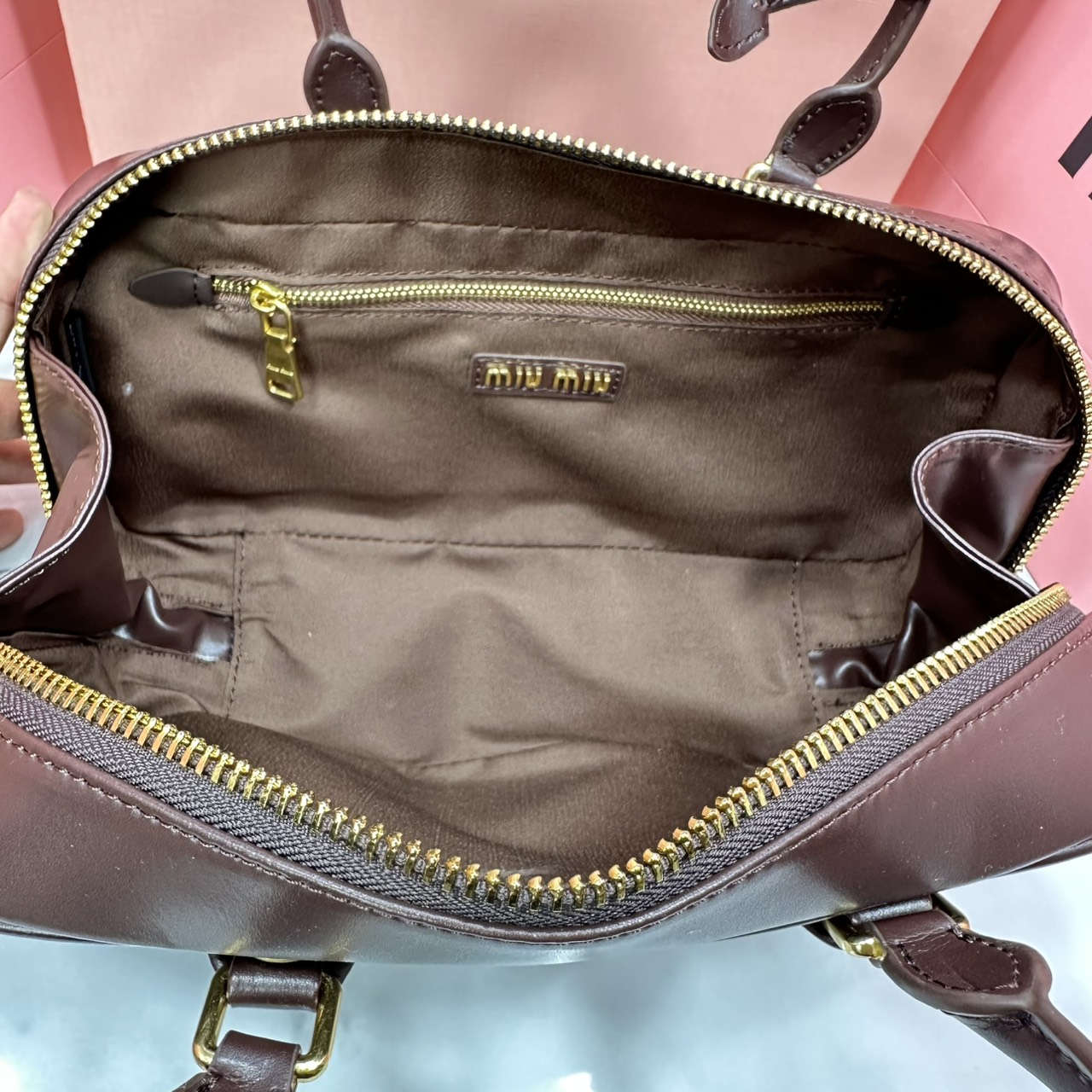 ORI หนังแท้ | MIU MIU Arcadie leather bag Large 27cm กระเป๋าสะพายทรงโฮโบใบใหญ่ ลุคลูกคุณหรูหราน่ารักๆเก๋ๆ สวยดูแพง หูจับในตัวง่ายและสะดวกพกพา มาพร้อมสายสะพายข้างภายในโล่งกว้างมาก