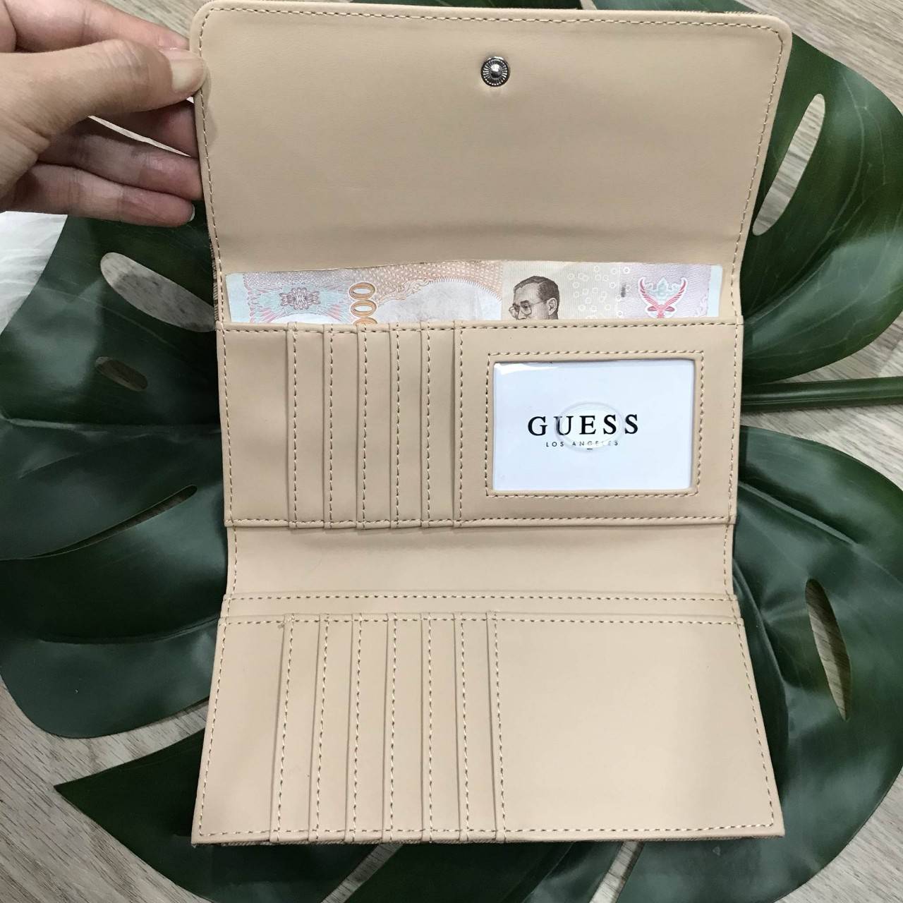 GUESS FACTORY WOMEN'S LONG WALLET 2018 กระเป๋าสตางค์ใบยาวฝาปิดหนัง Saffiano ลาย Signature สวยอยู่ทรงด้านหน้าประดับโลโก้แบรนด์ดูดี ด้านหลังมีช่องซิป ภายในมีช่องแบ่งหลายช่องเป็นสัดส่วน มีช่องใส่ธนบัตร ช่องซิป ช่องใส่บัตร ใส่มือถือ iphone8+ ได้ ตัวจริงส