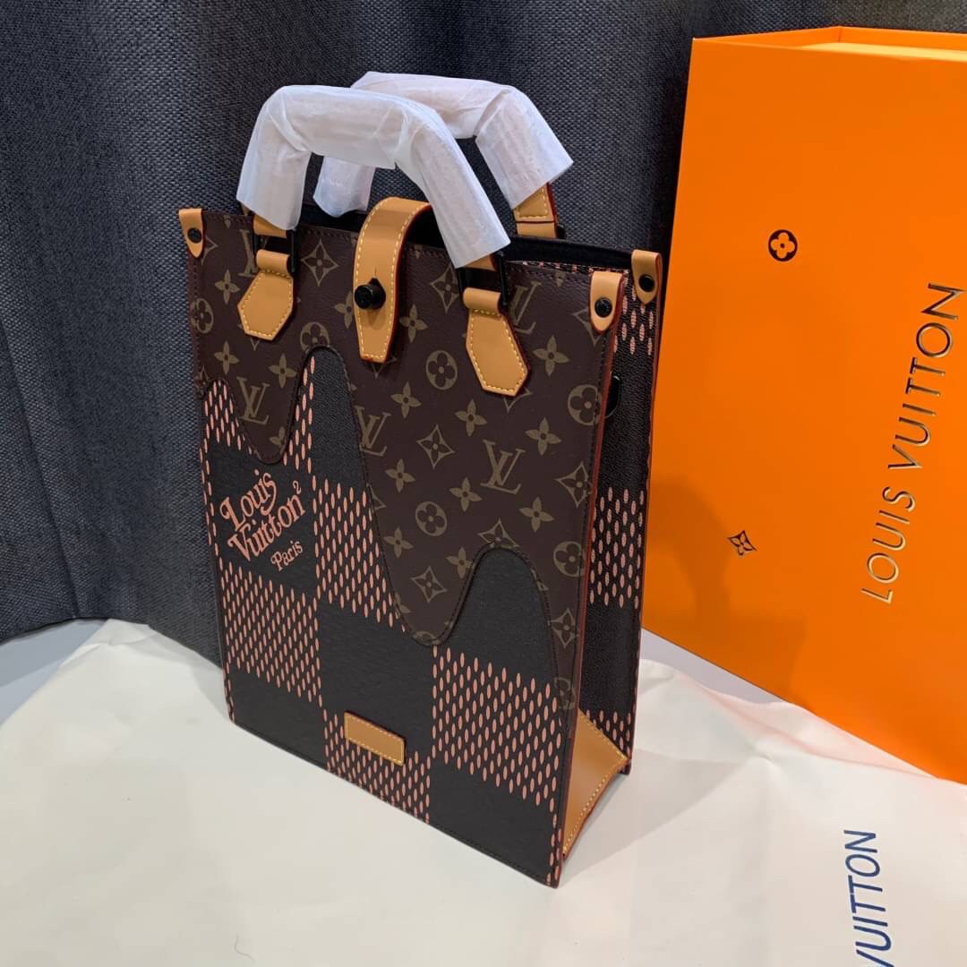 หนังแท้ LOUIS VUITTON MINI TOTE / LV MINI TOTE กระเป๋าทรงโท้ท โดดเด่นด้วยรายละเอียดของคลื่นใน Monogram เหมาะอย่างยิ่งสำหรับสิ่งของจำเป็น เช่น iPad โทรศัพท์ และสมุดโน้ต มีหูหิ้วแบบถอดได้สำหรับสะพายไหล่ ภาพสินค้าถ่ายจากงานขายจริง ใช้งานต่างประเทศได้