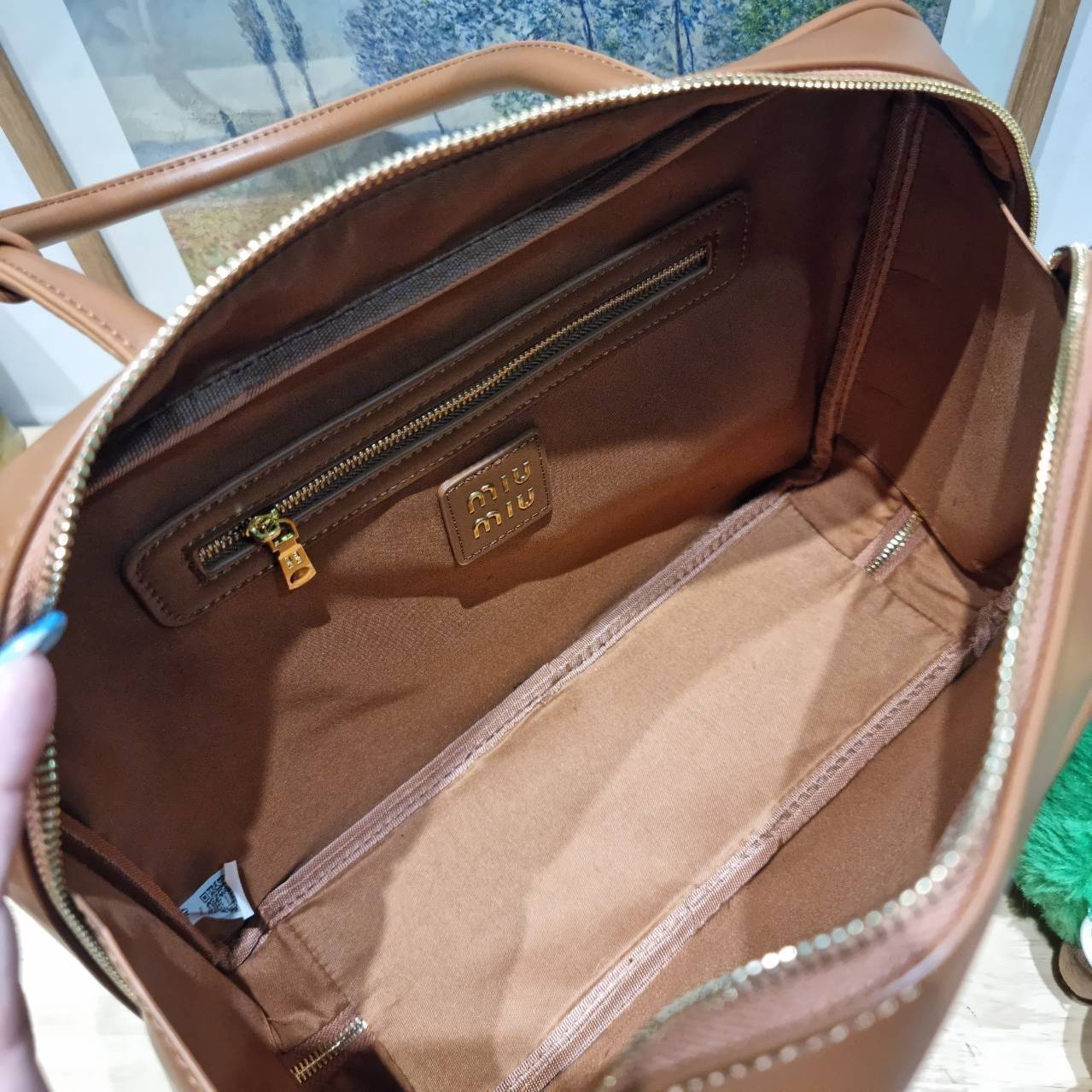 MIU MIU LEATHER BEAU BAG กระเป๋าถือรุ่นสุดจึ้ง ที่ไม่มีตอนนี้คือพลาด ดีไซน์เรียบแต่มากมีอยู่จริง สวยดูแพง หูจับในตัวง่ายและสะดวกพกพา เพียงแค่คล้องไหล่ ขนาดใหญ่จุของได้แบบสบายๆ